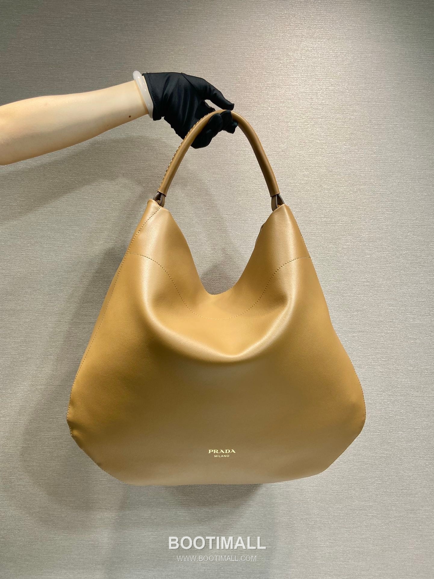 Prada Calfskin Leather Shoulder Tote Bag with Magnetic Closure and Logo Detail 프라다 카프스킨 레더 마그네틱 클로저 로고 디테일 숄더 토트백 1BC219 45.5cm 1
