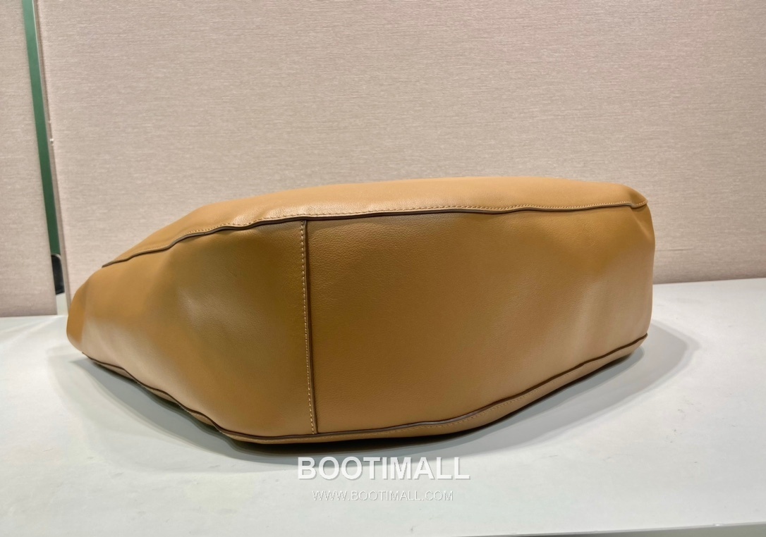 Prada Calfskin Leather Shoulder Tote Bag with Magnetic Closure and Logo Detail 프라다 카프스킨 레더 마그네틱 클로저 로고 디테일 숄더 토트백 1BC219 45.5cm 7