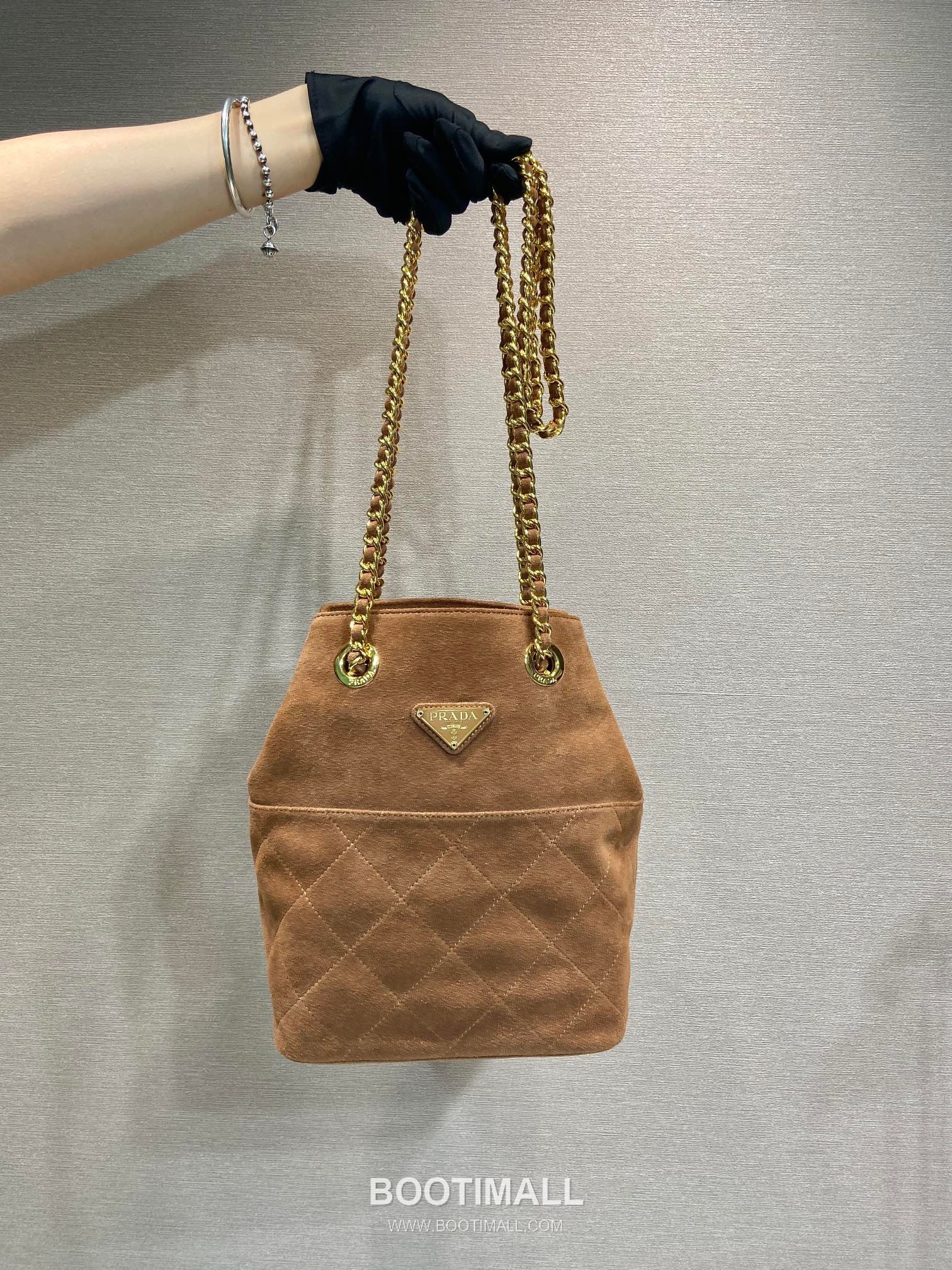 Prada Suede Leather Oversize Tote Bag with Minimal Structure 프라다 스웨이드 레더 오버사이즈 미니멀 토트백 1BG572 35cm 10