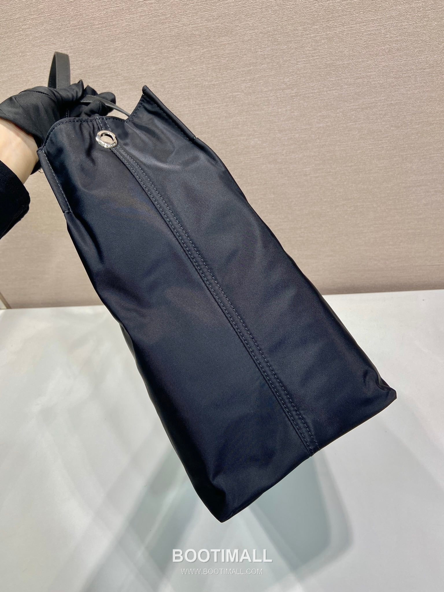 Prada Nylon Tote Bag with Calfskin Trim and Contrast Logo Detail 프라다 나일론 카프스킨 트림 콘트라스트 로고 토트백 1BG184 40cm 5