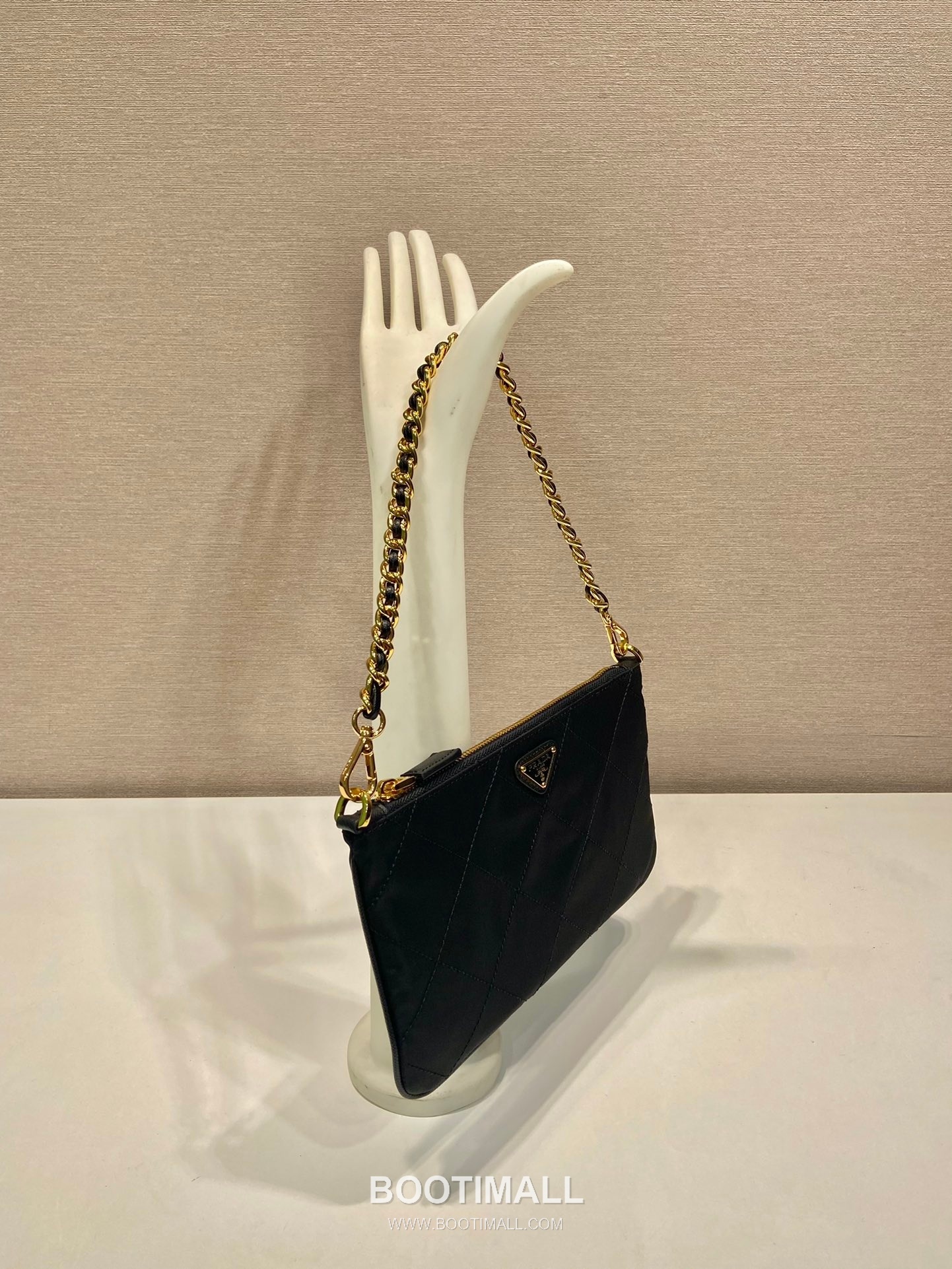 Prada Re-Nylon Quilted Hobo Bag with Chain Handle and Triangle Logo 프라다 리나일론 퀼팅 체인핸들 삼각로고 호보백 1NL054 24.5cm 4