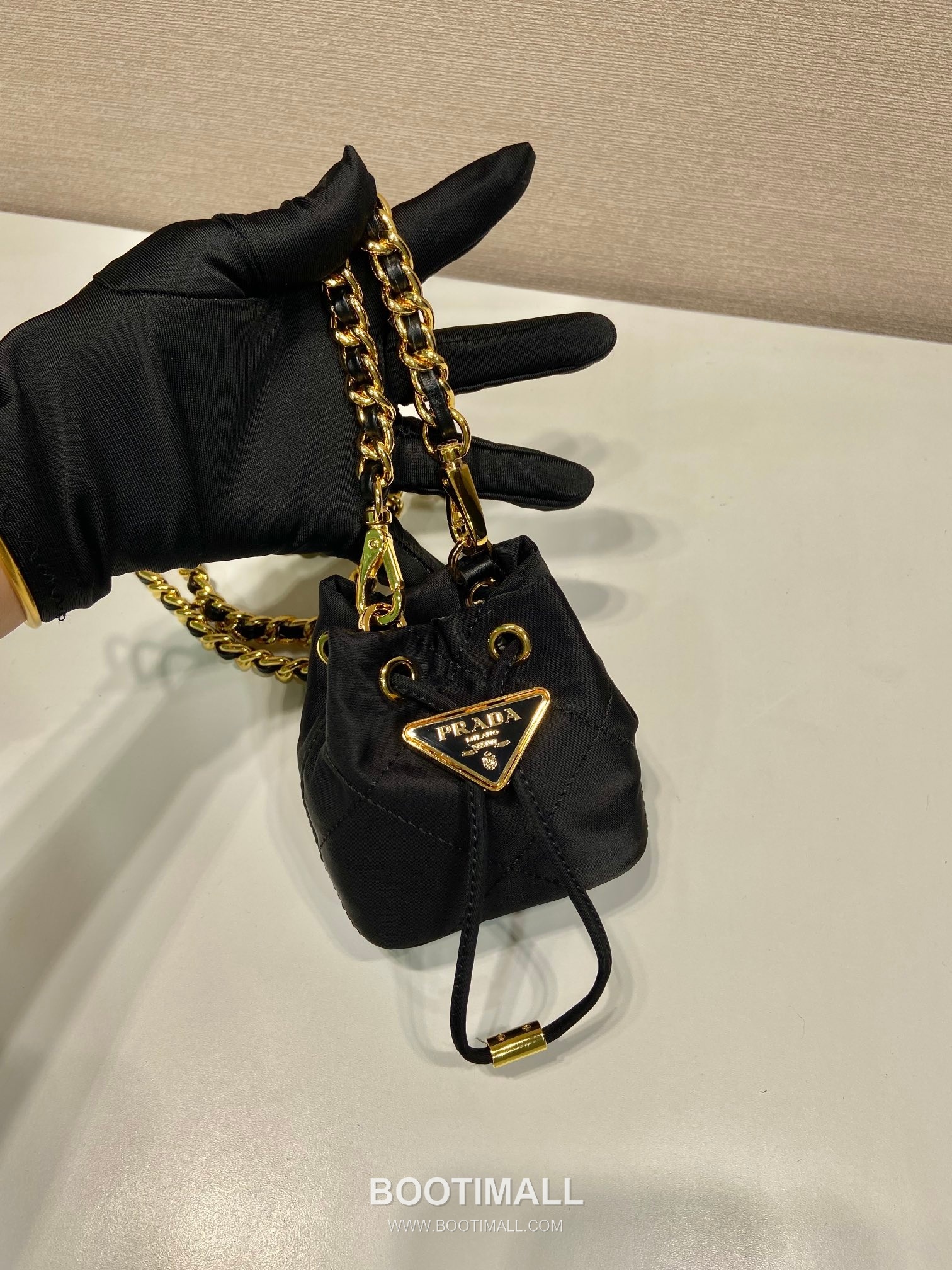 Prada Re-Nylon Quilted Bucket Bag with Chain Strap and Triangle Logo 프라다 리나일론 퀼팅 체인스트랩 삼각로고 버킷백 1NR016 10cm 4