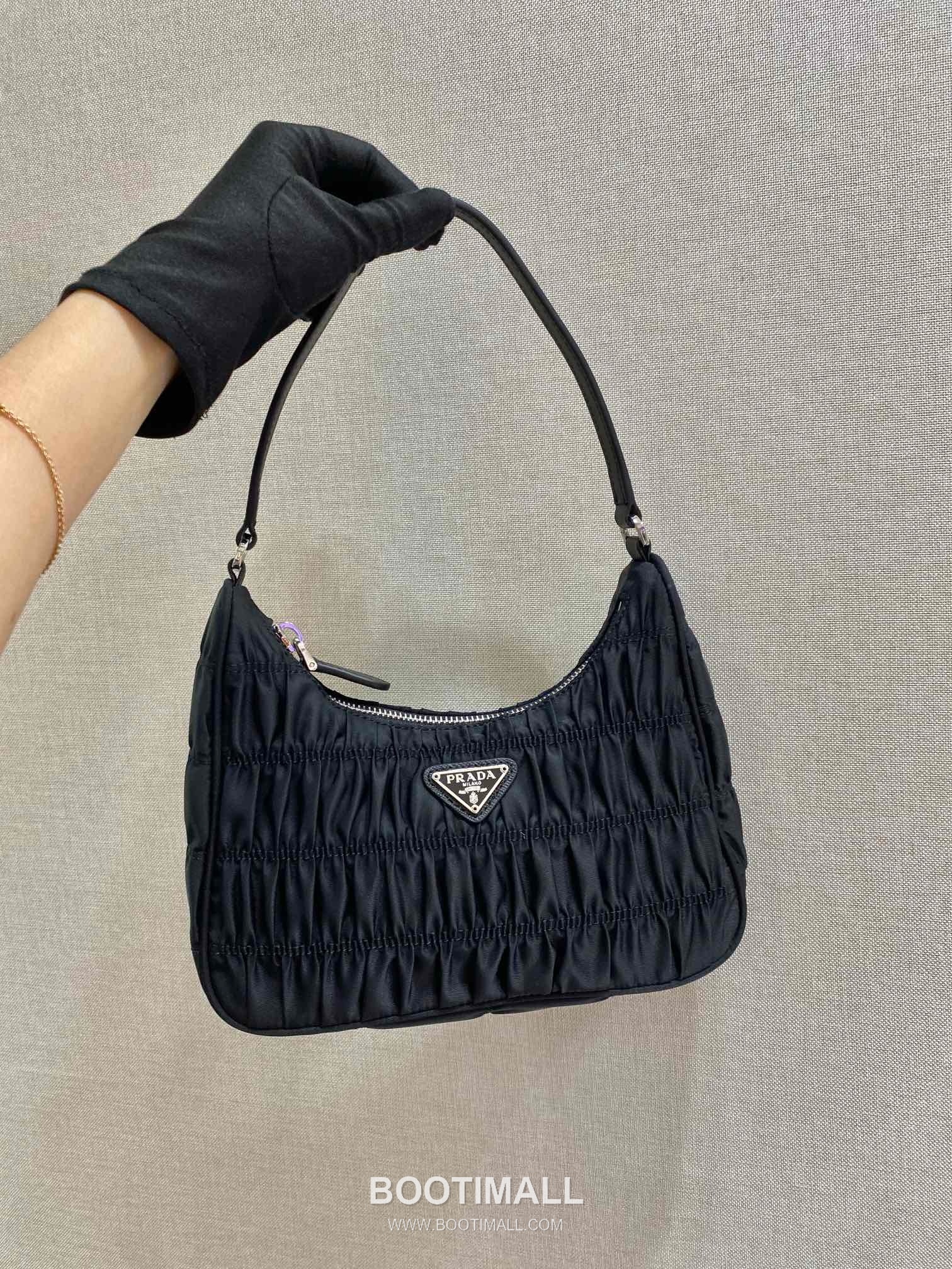 Prada Nylon Pleated Hobo Bag with Minimal Design 프라다 나일론 플리츠 미니멀 호보백 1NE204 22cm 1