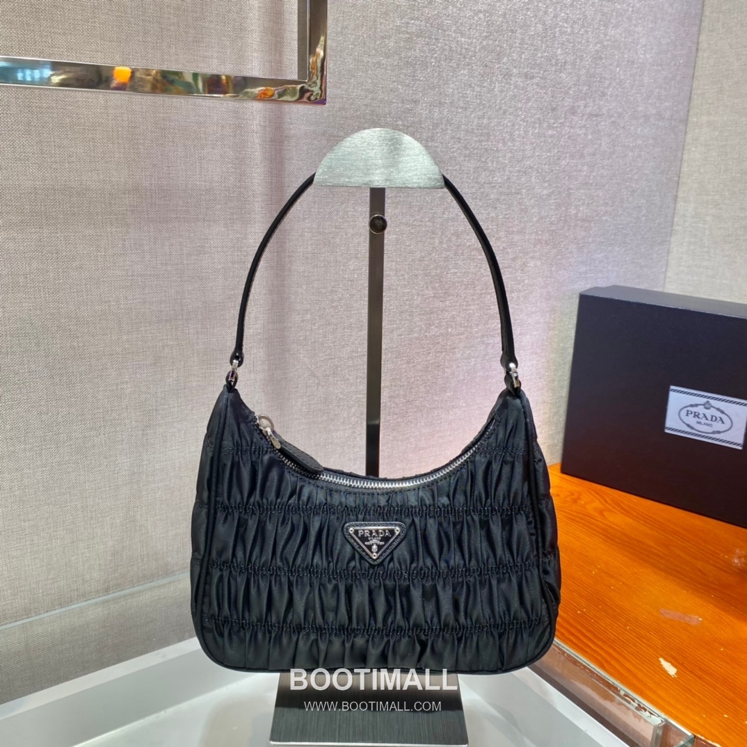 Prada Nylon Pleated Hobo Bag with Minimal Design 프라다 나일론 플리츠 미니멀 호보백 1NE204 22cm 2