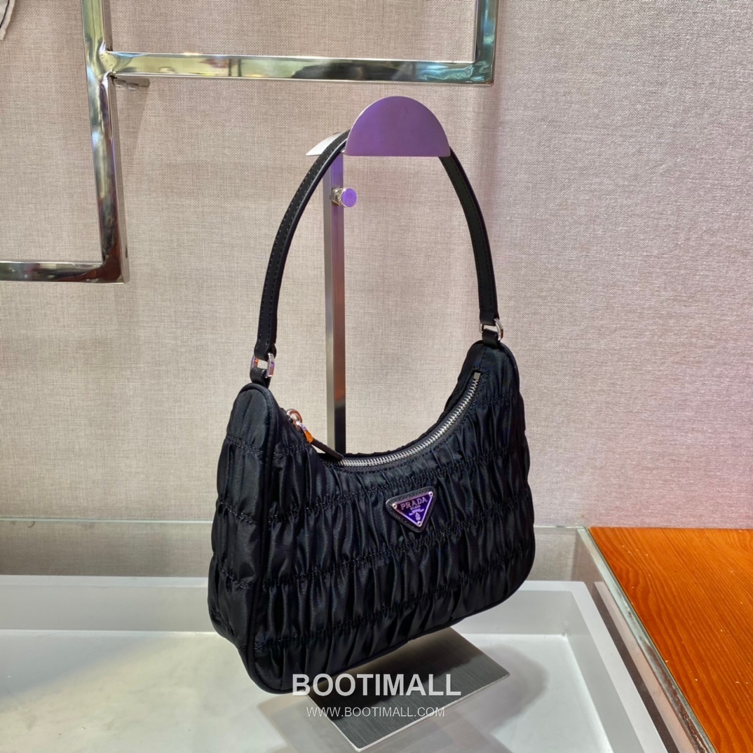 Prada Nylon Pleated Hobo Bag with Minimal Design 프라다 나일론 플리츠 미니멀 호보백 1NE204 22cm 3