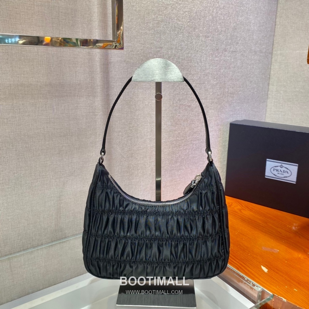 Prada Nylon Pleated Hobo Bag with Minimal Design 프라다 나일론 플리츠 미니멀 호보백 1NE204 22cm 4