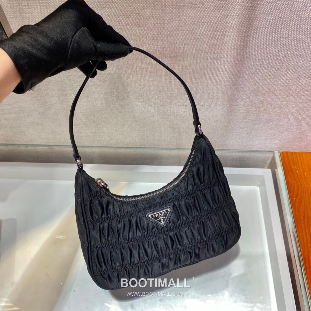 Prada Nylon Pleated Hobo Bag with Minimal Design 프라다 나일론 플리츠 미니멀 호보백 1NE204 22cm 5