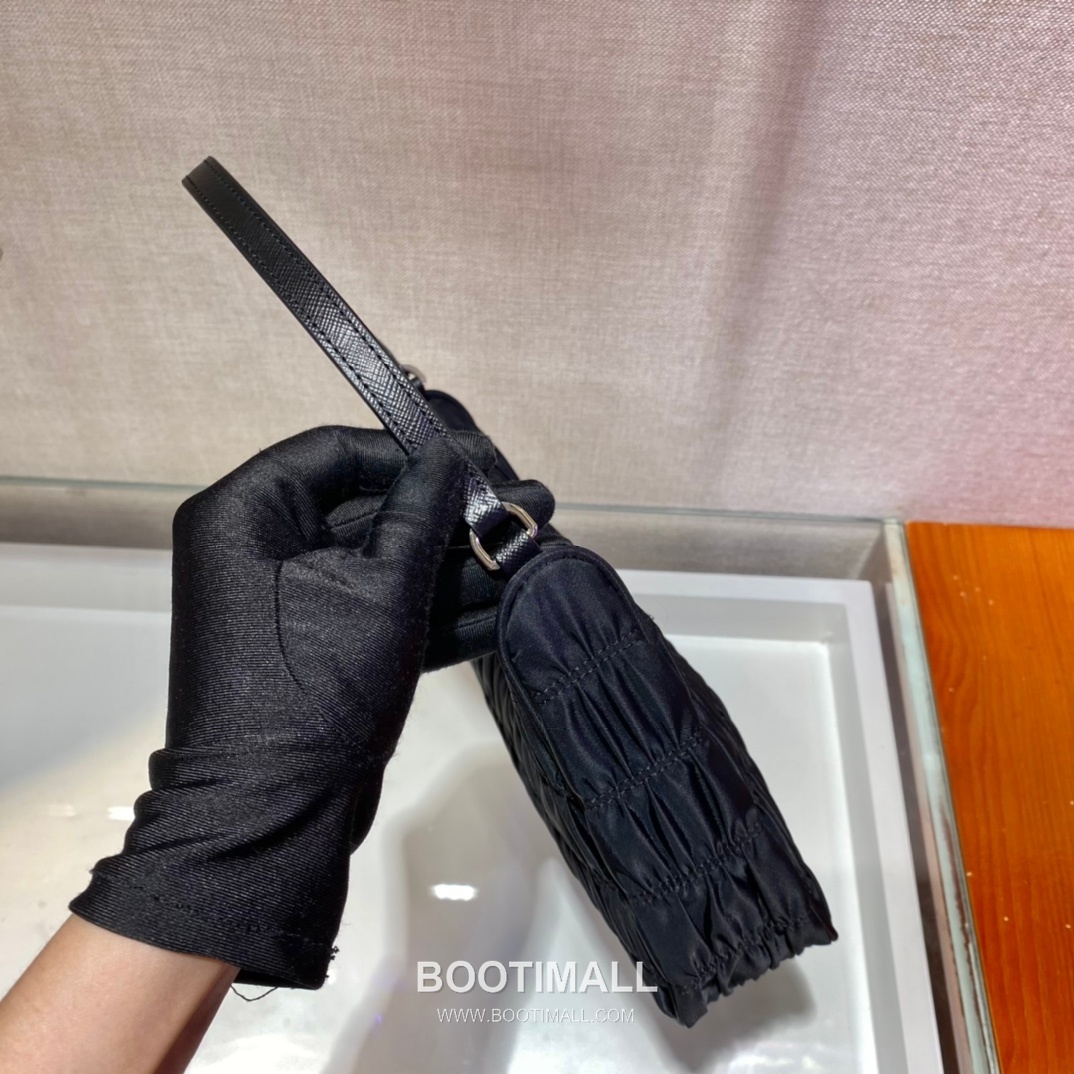 Prada Nylon Pleated Hobo Bag with Minimal Design 프라다 나일론 플리츠 미니멀 호보백 1NE204 22cm 6