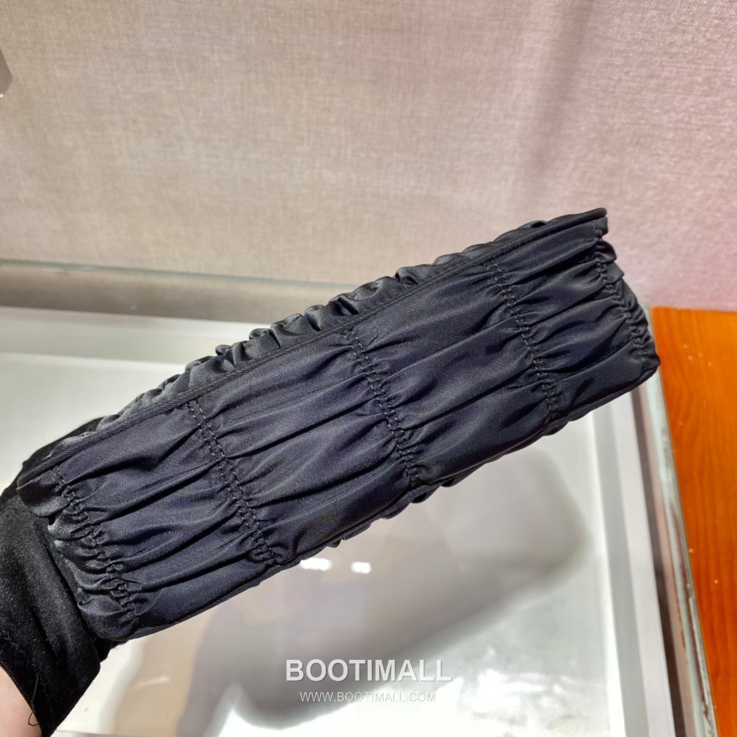 Prada Nylon Pleated Hobo Bag with Minimal Design 프라다 나일론 플리츠 미니멀 호보백 1NE204 22cm 7