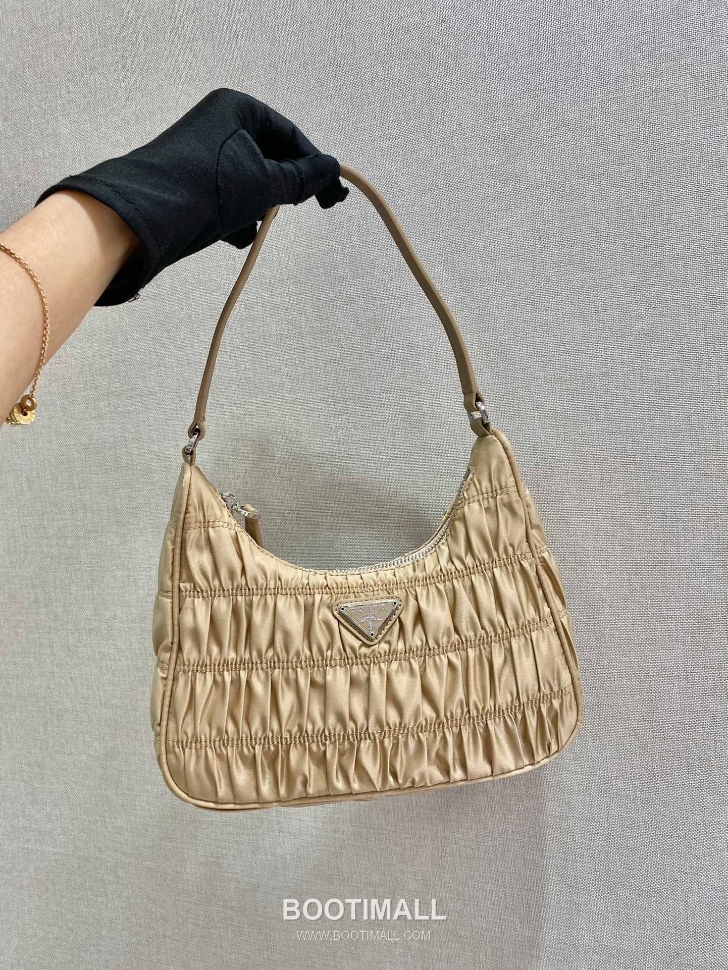 Prada Nylon Pleated Hobo Bag with Minimal Design 프라다 나일론 플리츠 미니멀 호보백 1NE204 22cm 1