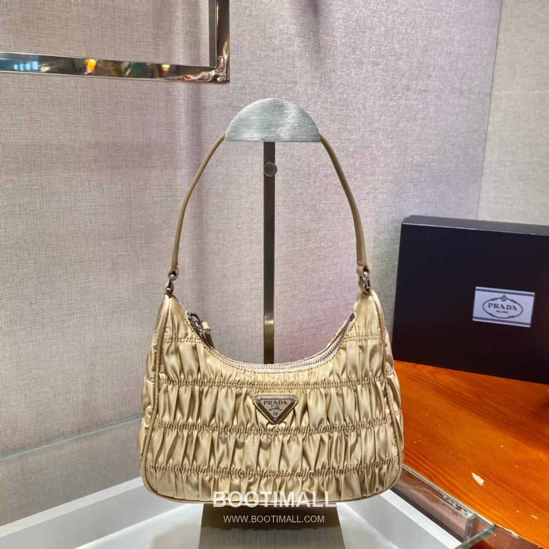 Prada Nylon Pleated Hobo Bag with Minimal Design 프라다 나일론 플리츠 미니멀 호보백 1NE204 22cm 2