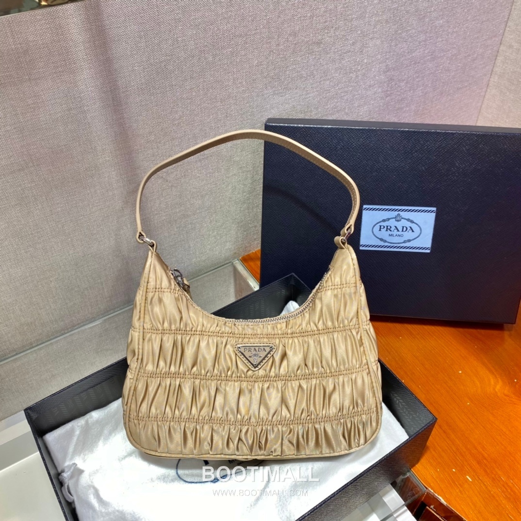 Prada Nylon Pleated Hobo Bag with Minimal Design 프라다 나일론 플리츠 미니멀 호보백 1NE204 22cm 3