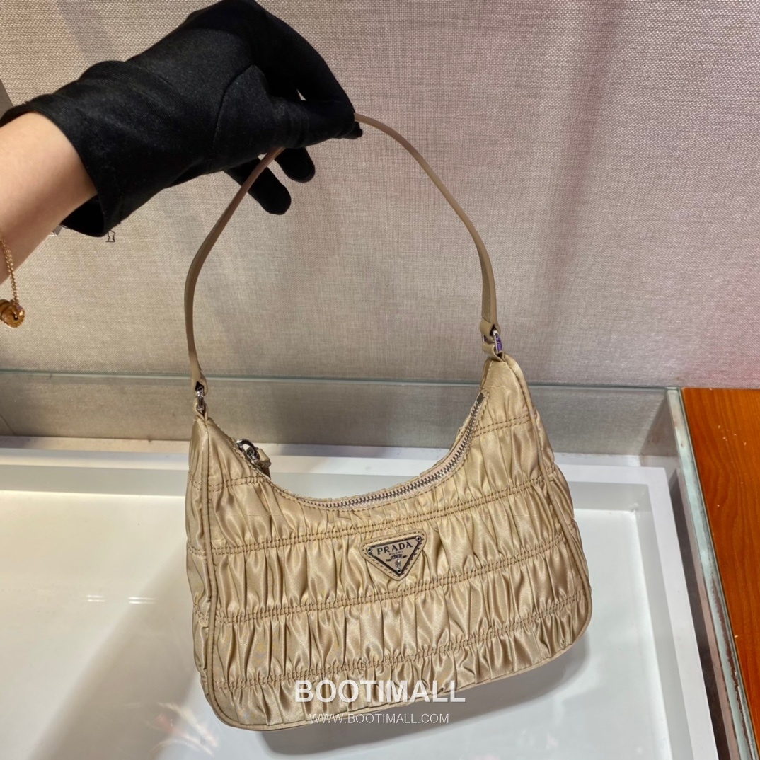 Prada Nylon Pleated Hobo Bag with Minimal Design 프라다 나일론 플리츠 미니멀 호보백 1NE204 22cm 4