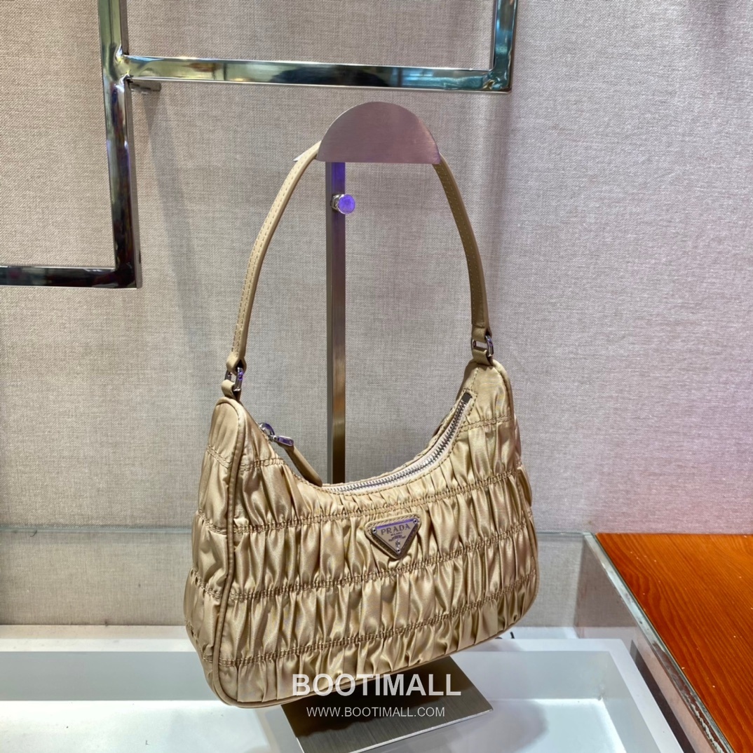 Prada Nylon Pleated Hobo Bag with Minimal Design 프라다 나일론 플리츠 미니멀 호보백 1NE204 22cm 5