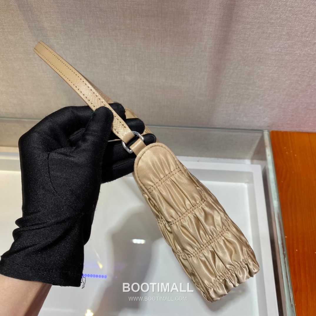 Prada Nylon Pleated Hobo Bag with Minimal Design 프라다 나일론 플리츠 미니멀 호보백 1NE204 22cm 6