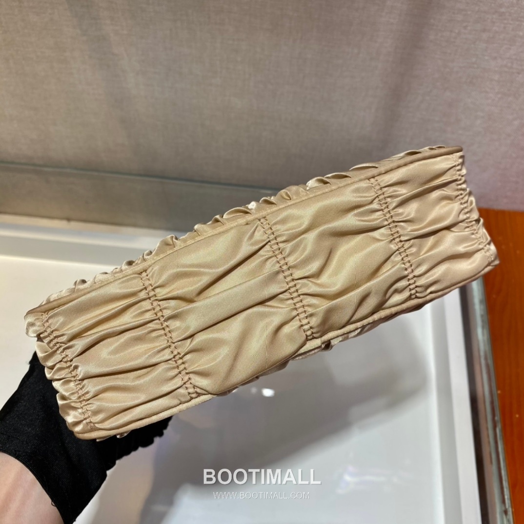 Prada Nylon Pleated Hobo Bag with Minimal Design 프라다 나일론 플리츠 미니멀 호보백 1NE204 22cm 7