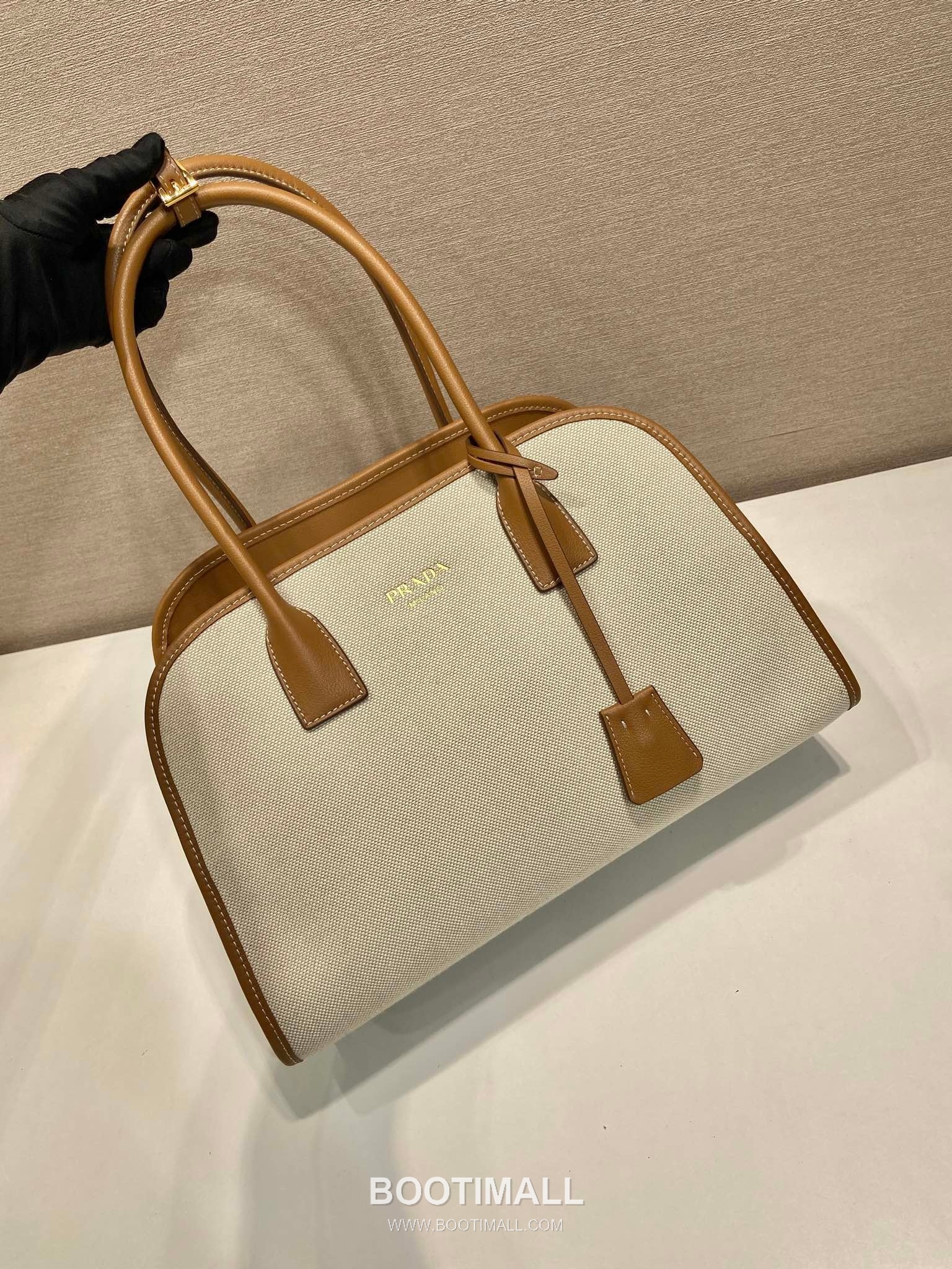 Prada Calfskin Linen Blend Oversize Tote Bag with Minimal Design 프라다 카프스킨 린넨 블렌드 오버사이즈 미니멀 토트백 1BG572 35cm 4