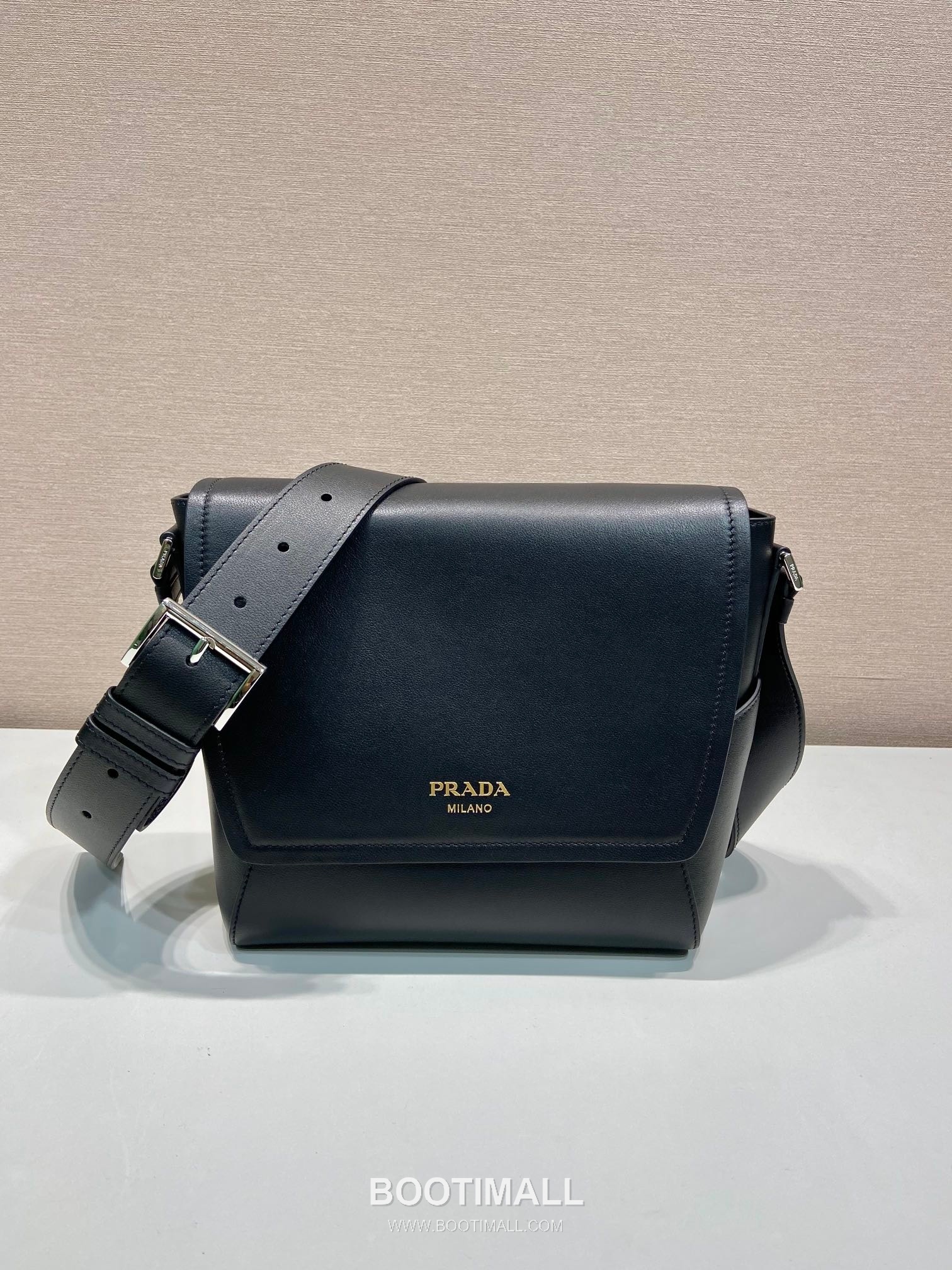 Prada Calfskin Leather Flap Messenger Bag with Adjustable Strap 프라다 카프스킨 레더 플랩 조절 스트랩 메신저백 2VD069 22cm 1