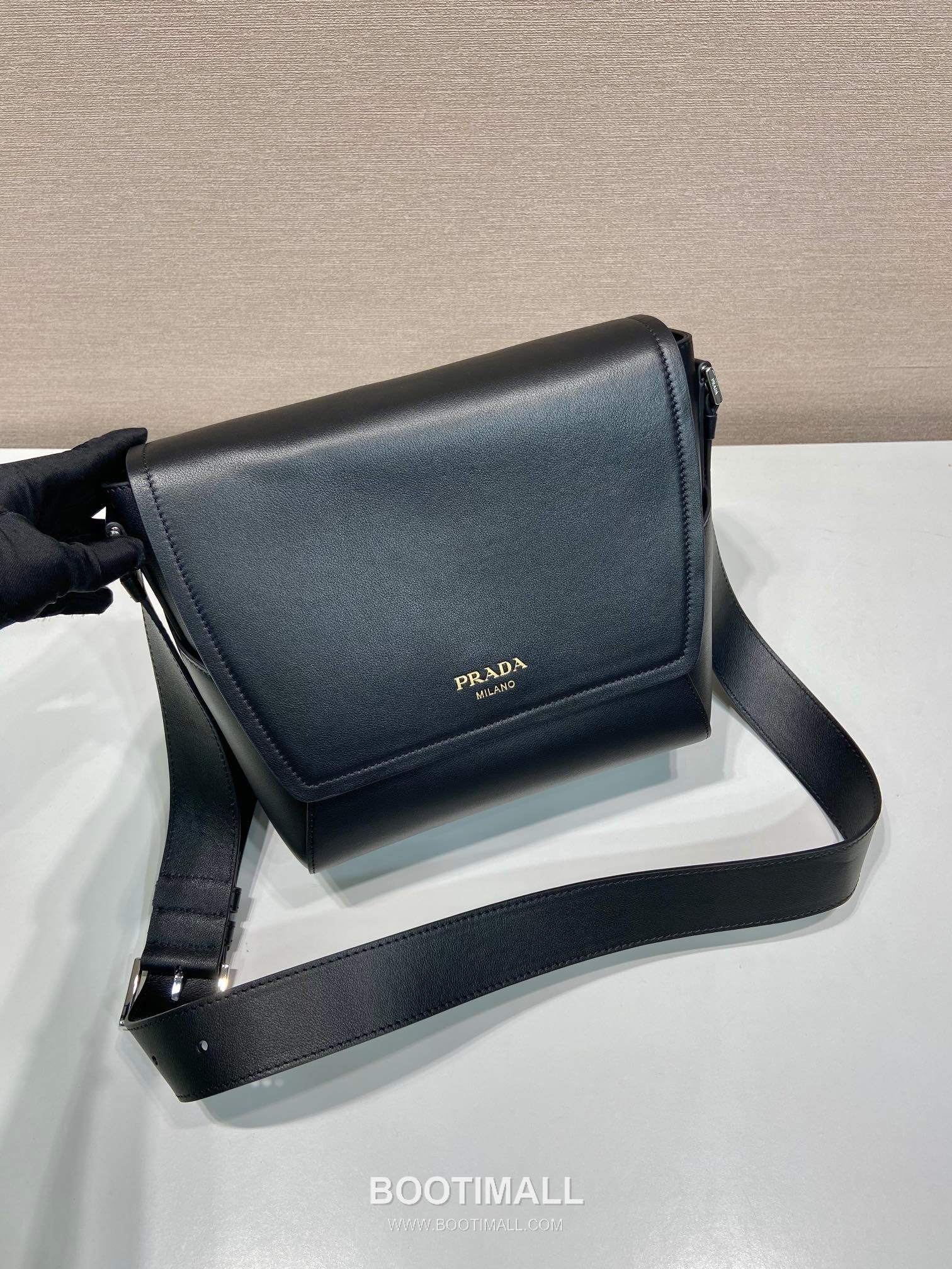 Prada Calfskin Leather Flap Messenger Bag with Adjustable Strap 프라다 카프스킨 레더 플랩 조절 스트랩 메신저백 2VD069 22cm 2
