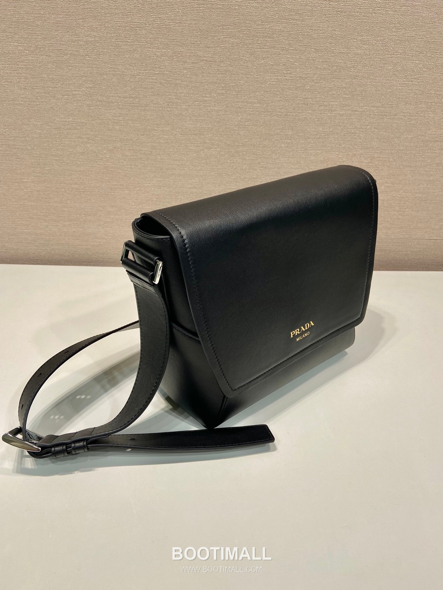 Prada Calfskin Leather Flap Messenger Bag with Adjustable Strap 프라다 카프스킨 레더 플랩 조절 스트랩 메신저백 2VD069 22cm 3