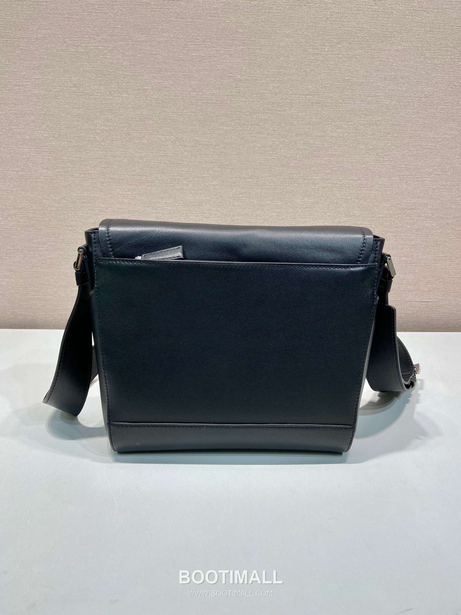 Prada Calfskin Leather Flap Messenger Bag with Adjustable Strap 프라다 카프스킨 레더 플랩 조절 스트랩 메신저백 2VD069 22cm 4