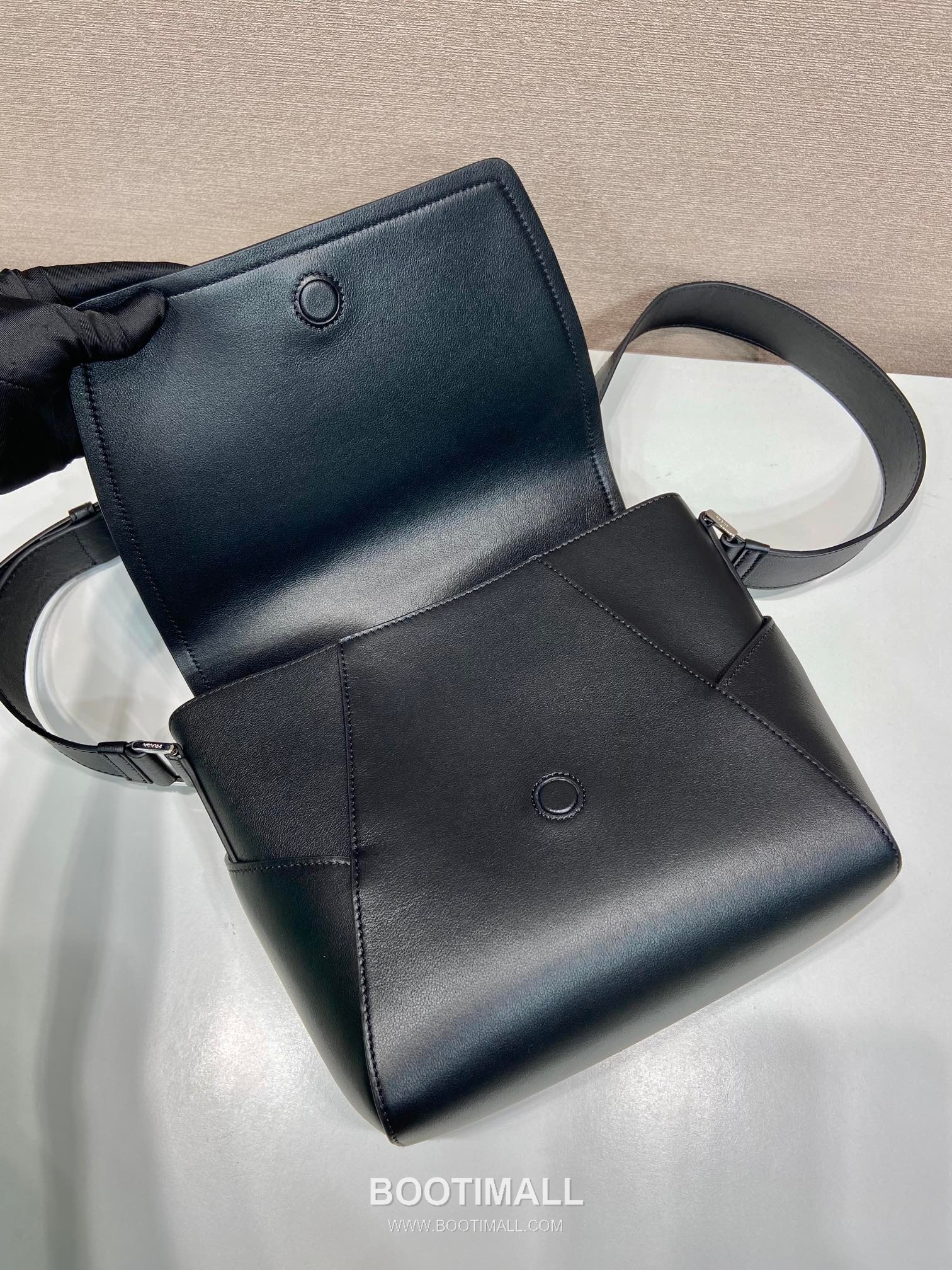 Prada Calfskin Leather Flap Messenger Bag with Adjustable Strap 프라다 카프스킨 레더 플랩 조절 스트랩 메신저백 2VD069 22cm 5