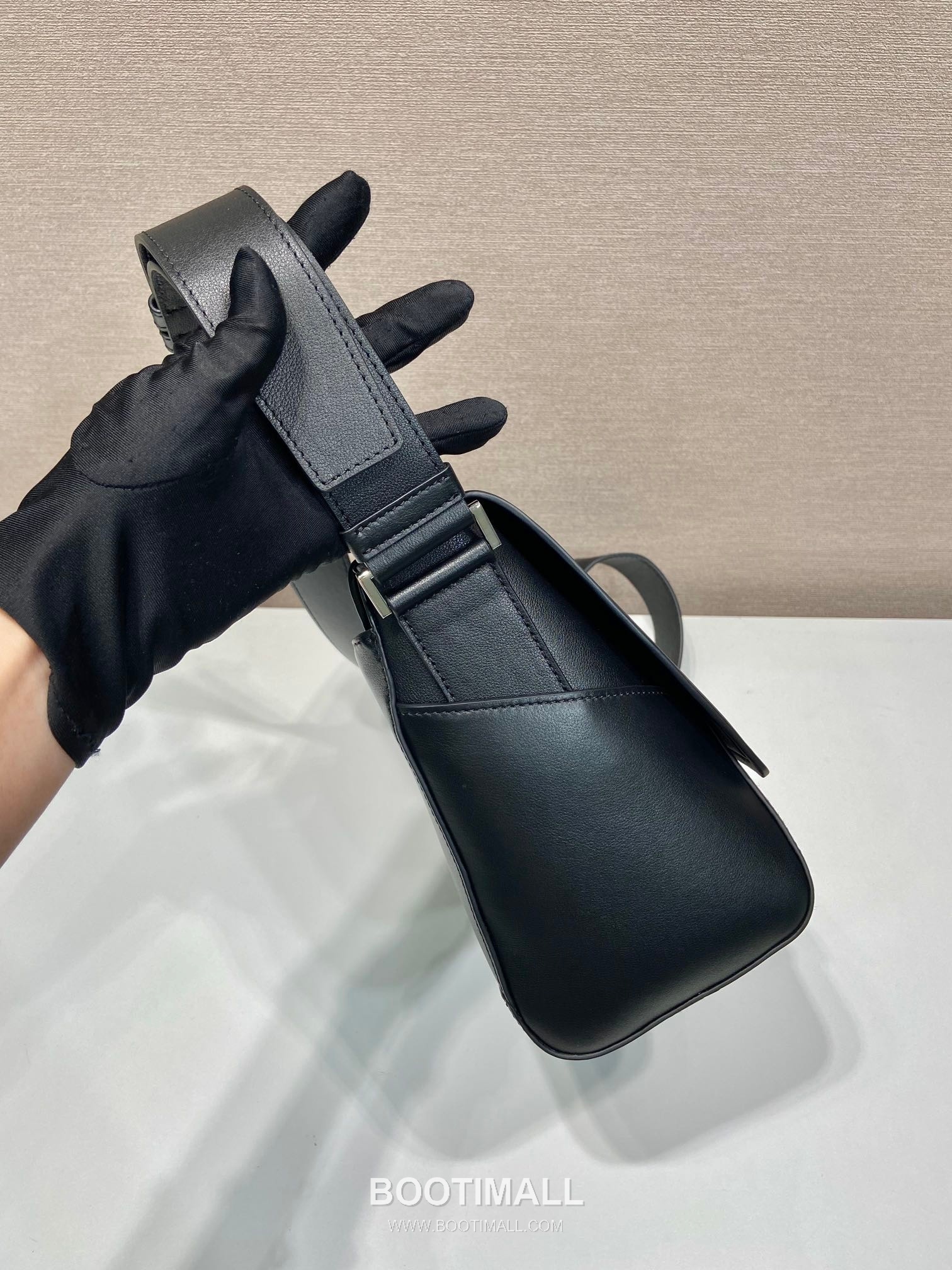 Prada Calfskin Leather Flap Messenger Bag with Adjustable Strap 프라다 카프스킨 레더 플랩 조절 스트랩 메신저백 2VD069 22cm 6