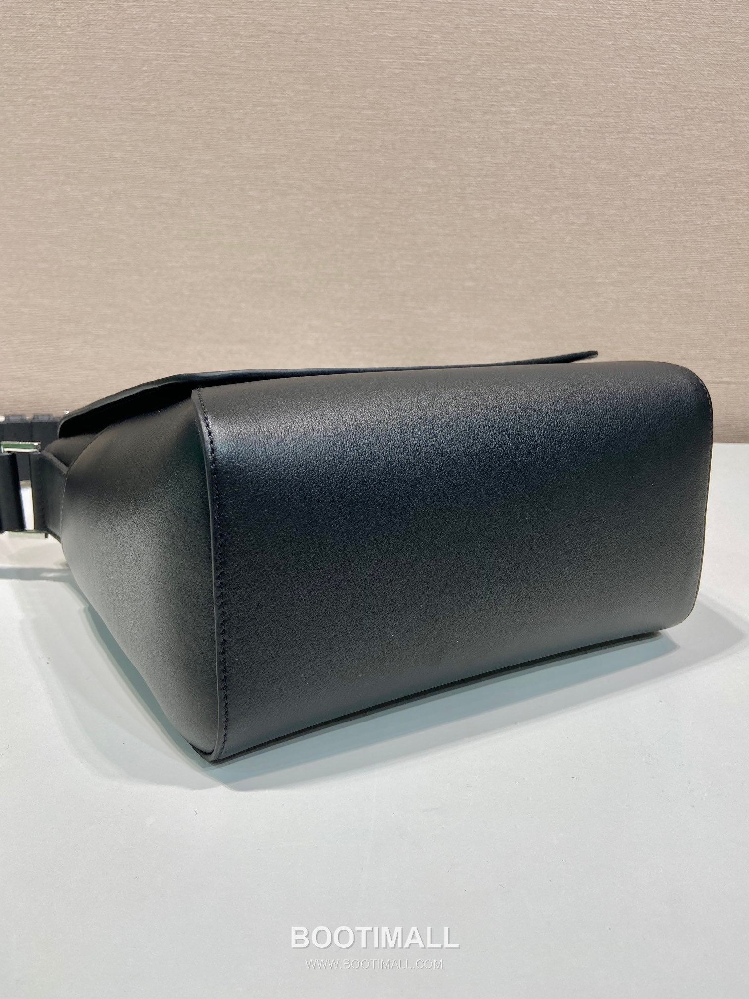 Prada Calfskin Leather Flap Messenger Bag with Adjustable Strap 프라다 카프스킨 레더 플랩 조절 스트랩 메신저백 2VD069 22cm 7