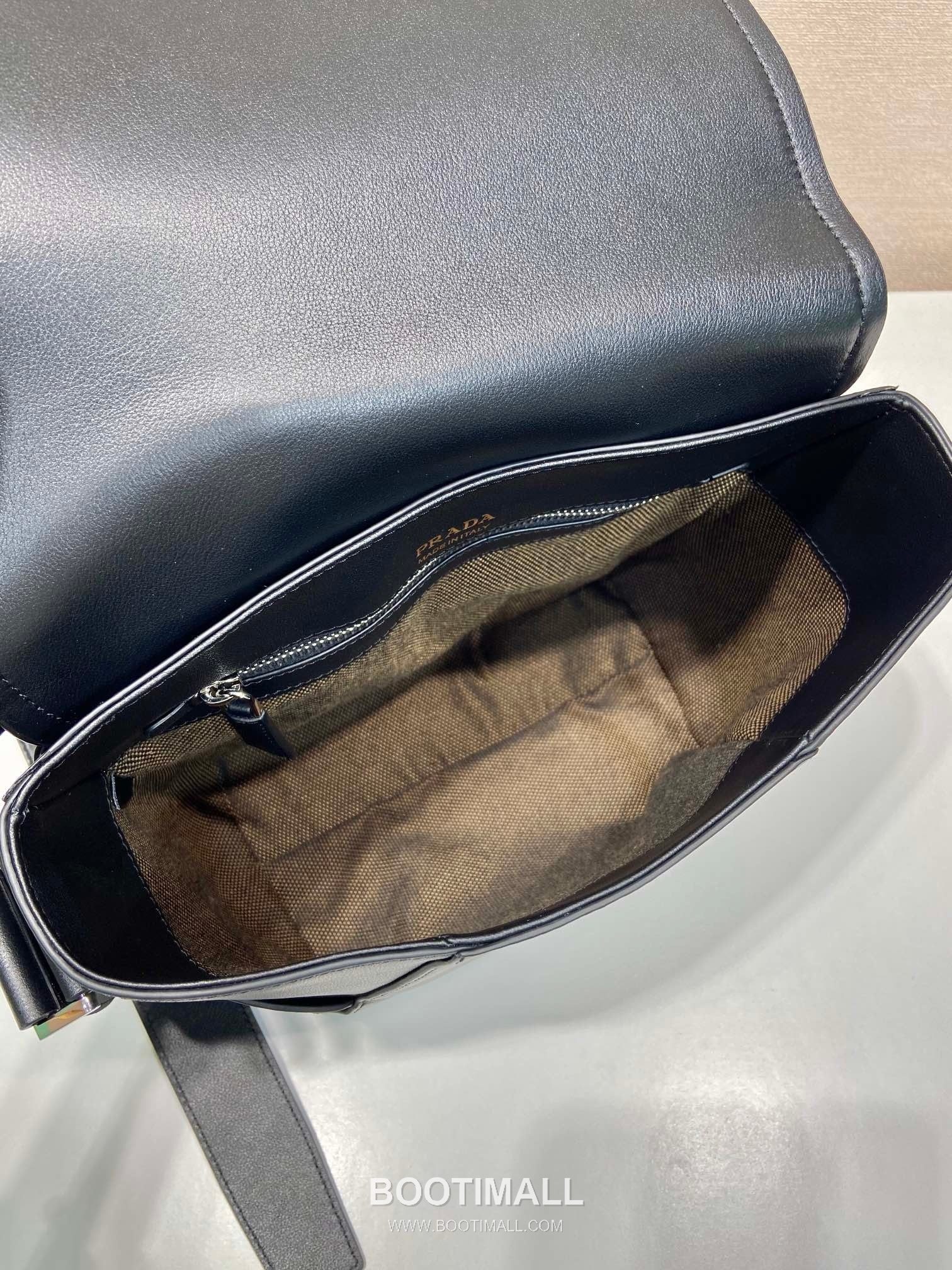 Prada Calfskin Leather Flap Messenger Bag with Adjustable Strap 프라다 카프스킨 레더 플랩 조절 스트랩 메신저백 2VD069 22cm 8