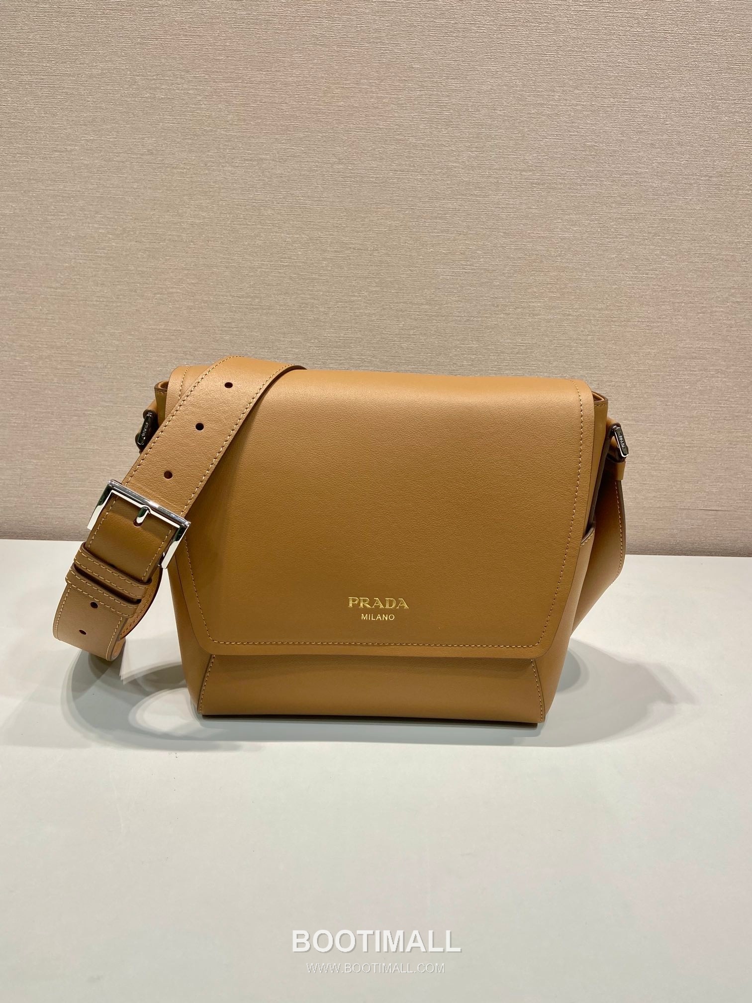 Prada Calfskin Leather Flap Messenger Bag with Adjustable Strap 프라다 카프스킨 레더 플랩 조절 스트랩 메신저백 2VD069 22cm 1