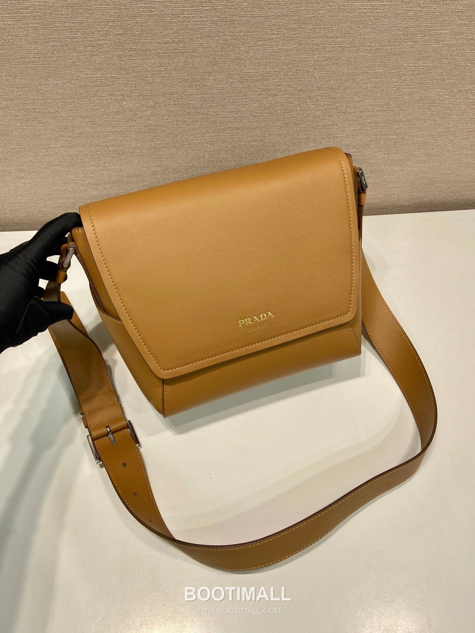 Prada Calfskin Leather Flap Messenger Bag with Adjustable Strap 프라다 카프스킨 레더 플랩 조절 스트랩 메신저백 2VD069 22cm 3