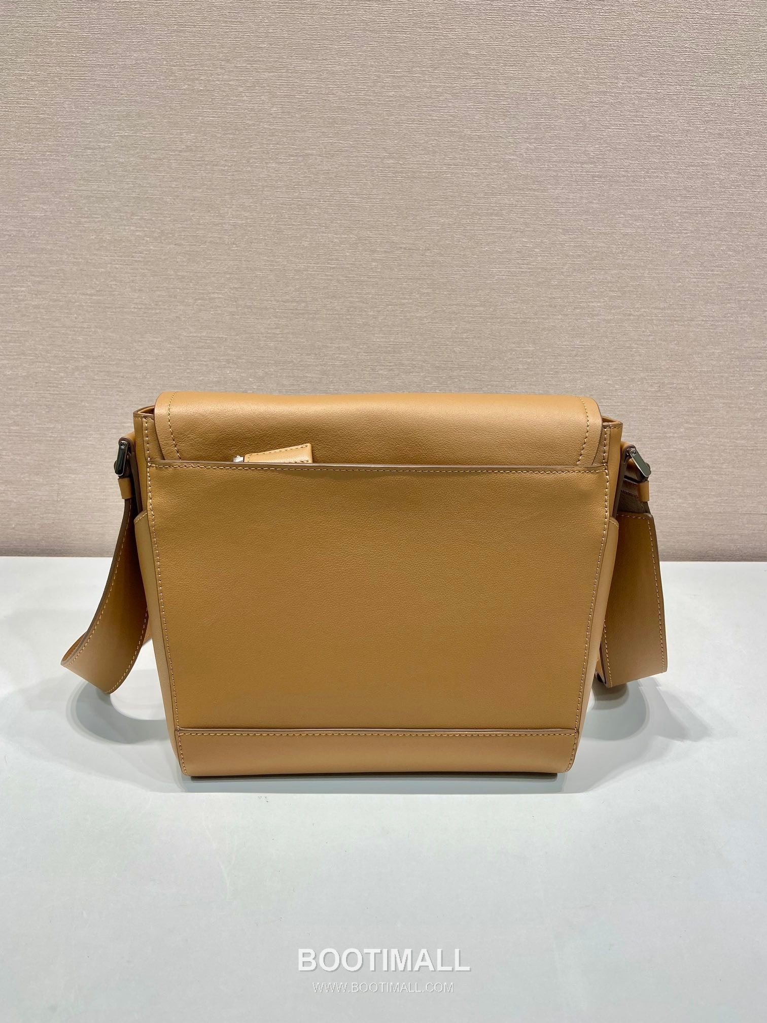 Prada Calfskin Leather Flap Messenger Bag with Adjustable Strap 프라다 카프스킨 레더 플랩 조절 스트랩 메신저백 2VD069 22cm 4