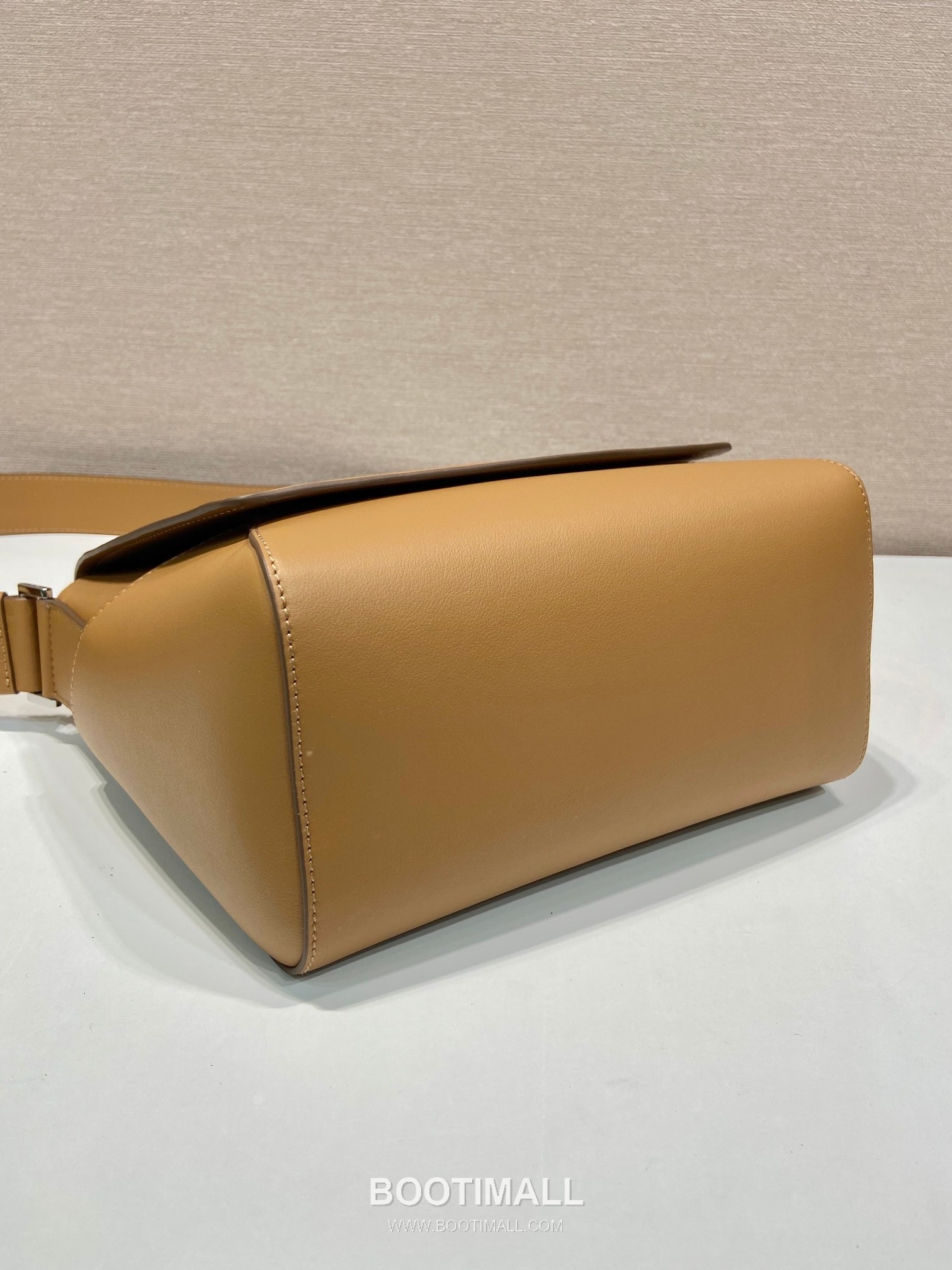 Prada Calfskin Leather Flap Messenger Bag with Adjustable Strap 프라다 카프스킨 레더 플랩 조절 스트랩 메신저백 2VD069 22cm 5