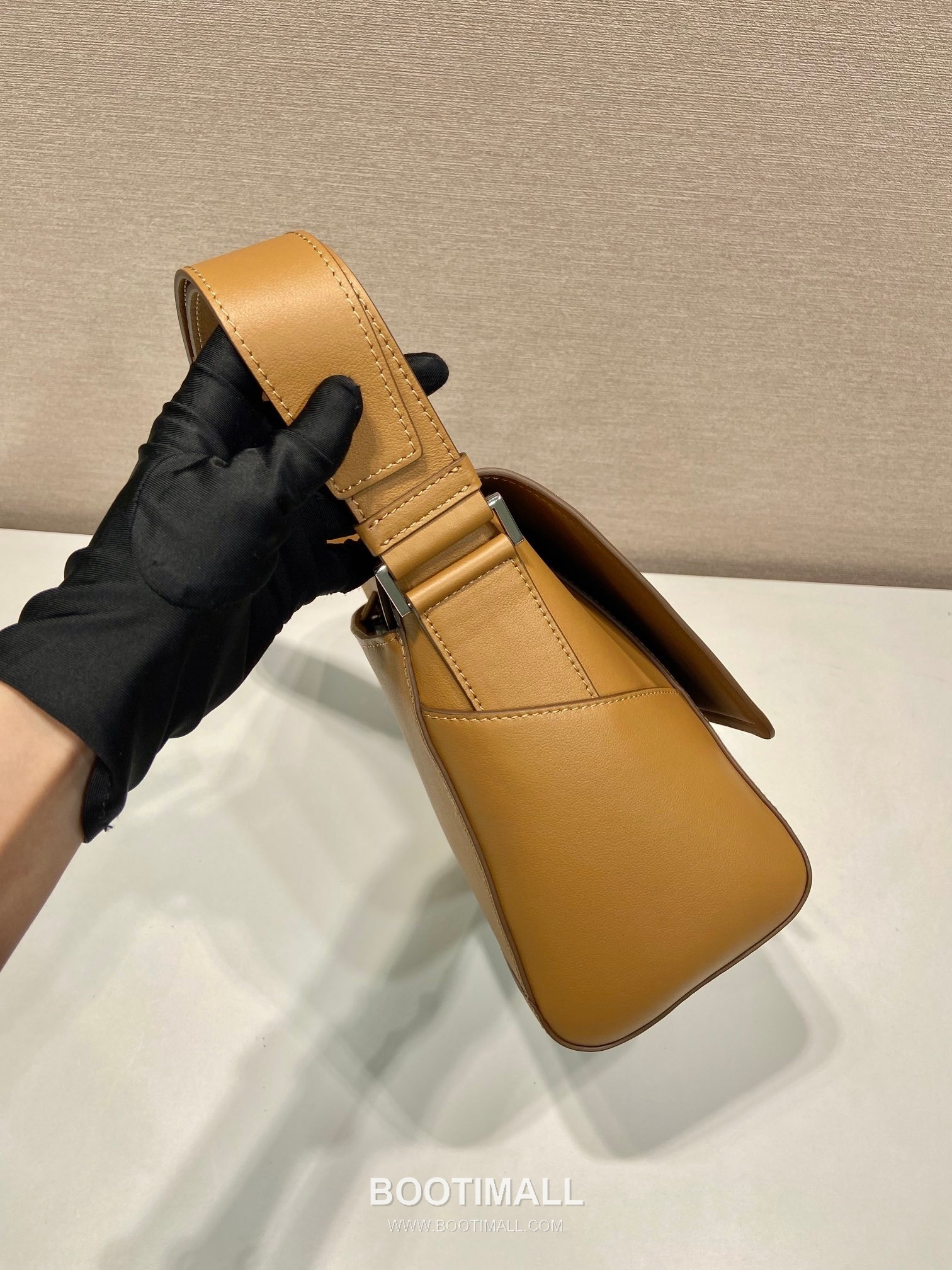 Prada Calfskin Leather Flap Messenger Bag with Adjustable Strap 프라다 카프스킨 레더 플랩 조절 스트랩 메신저백 2VD069 22cm 6