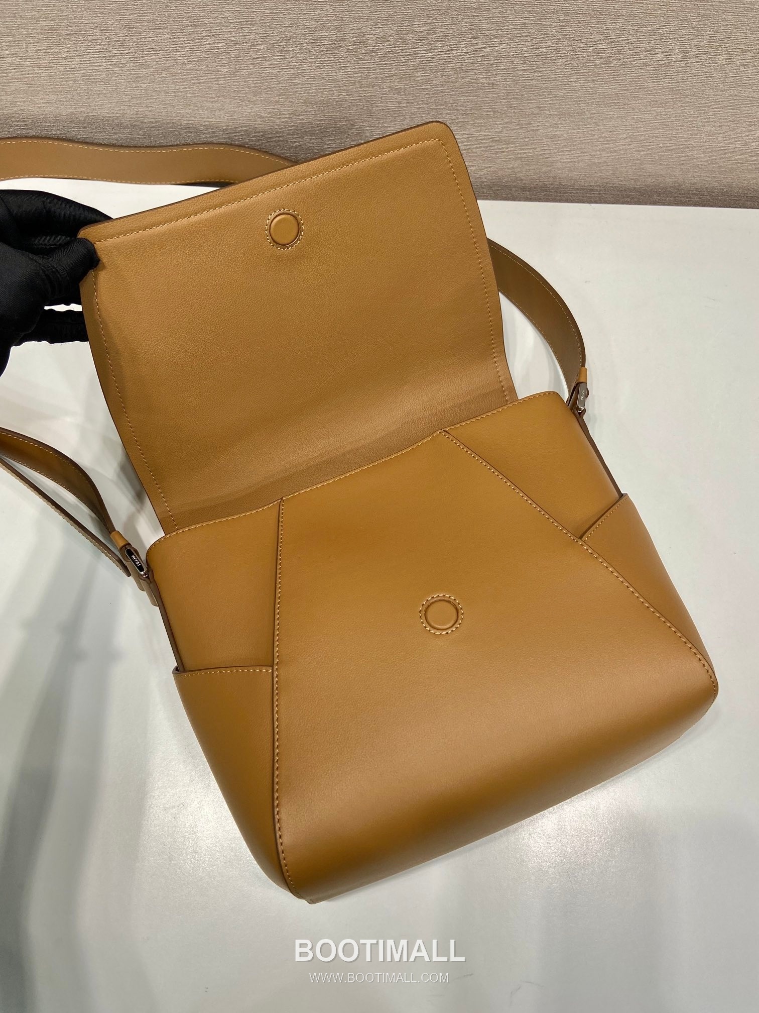 Prada Calfskin Leather Flap Messenger Bag with Adjustable Strap 프라다 카프스킨 레더 플랩 조절 스트랩 메신저백 2VD069 22cm 7