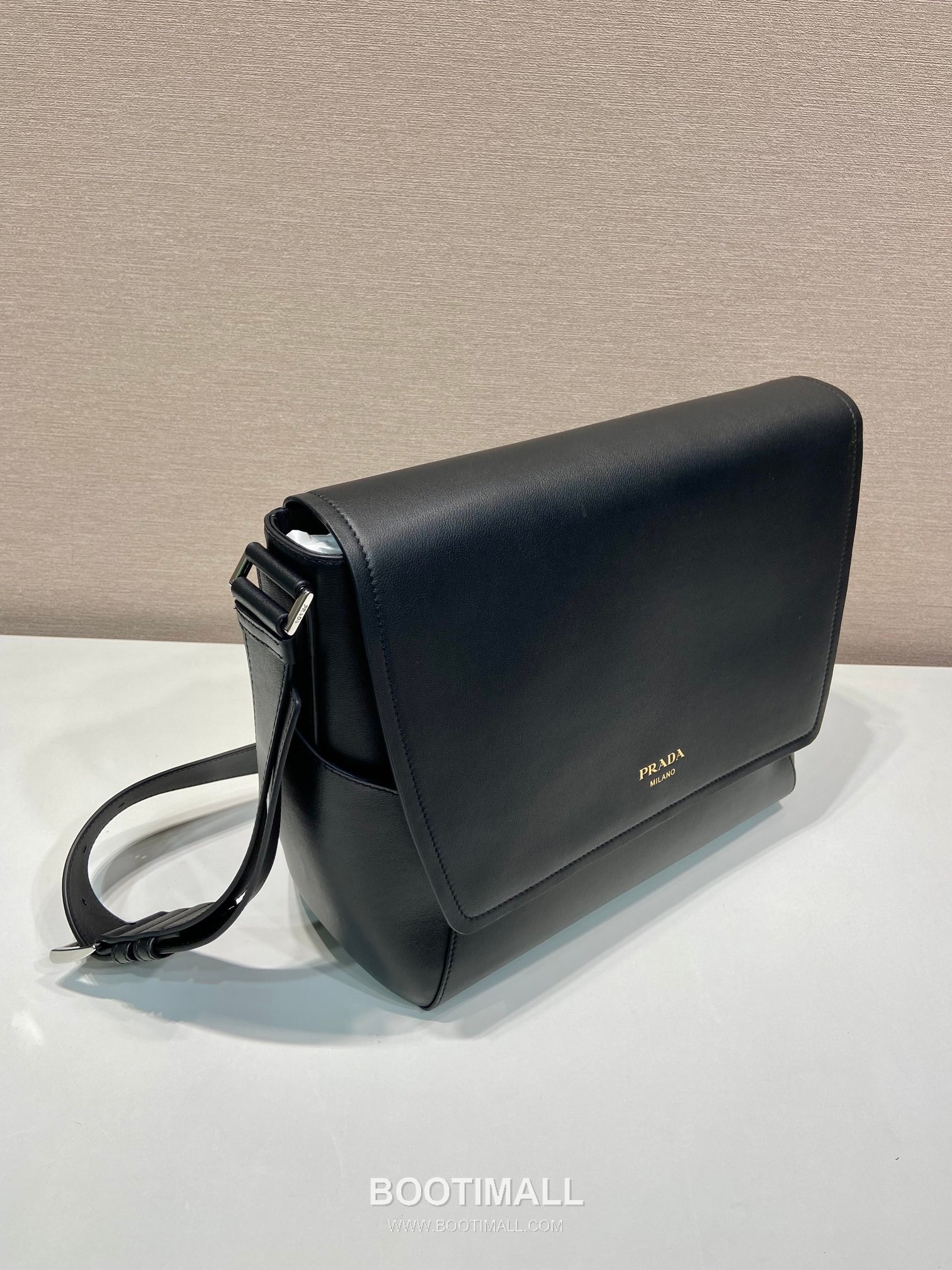 Prada Calfskin Leather Flap Messenger Bag with Adjustable Strap 프라다 카프스킨 레더 플랩 조절 스트랩 메신저백 2VD068 30cm 3