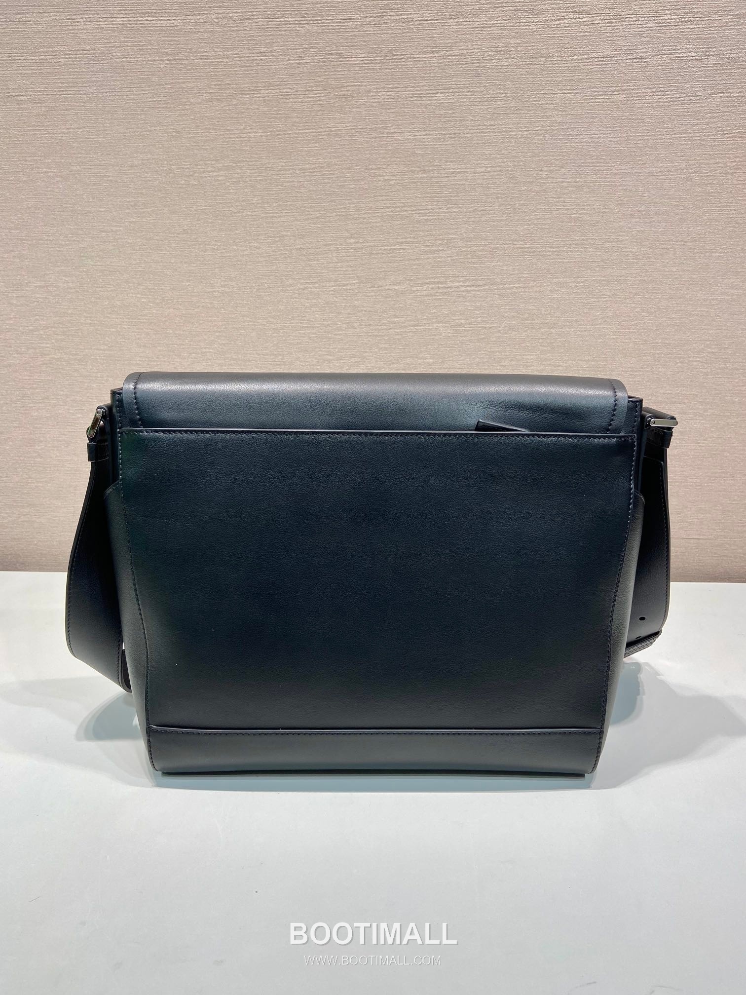 Prada Calfskin Leather Flap Messenger Bag with Adjustable Strap 프라다 카프스킨 레더 플랩 조절 스트랩 메신저백 2VD068 30cm 4
