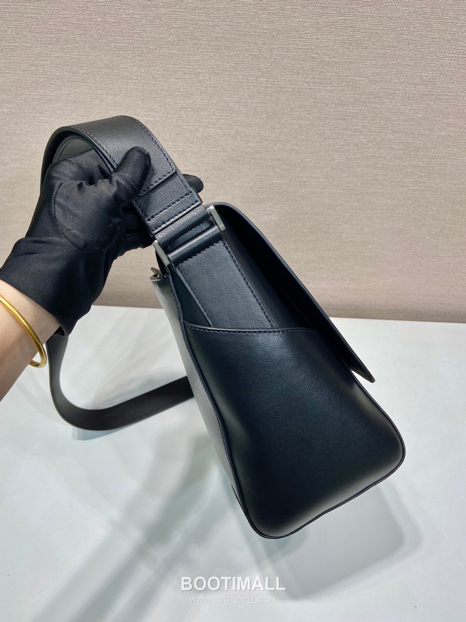 Prada Calfskin Leather Flap Messenger Bag with Adjustable Strap 프라다 카프스킨 레더 플랩 조절 스트랩 메신저백 2VD068 30cm 5