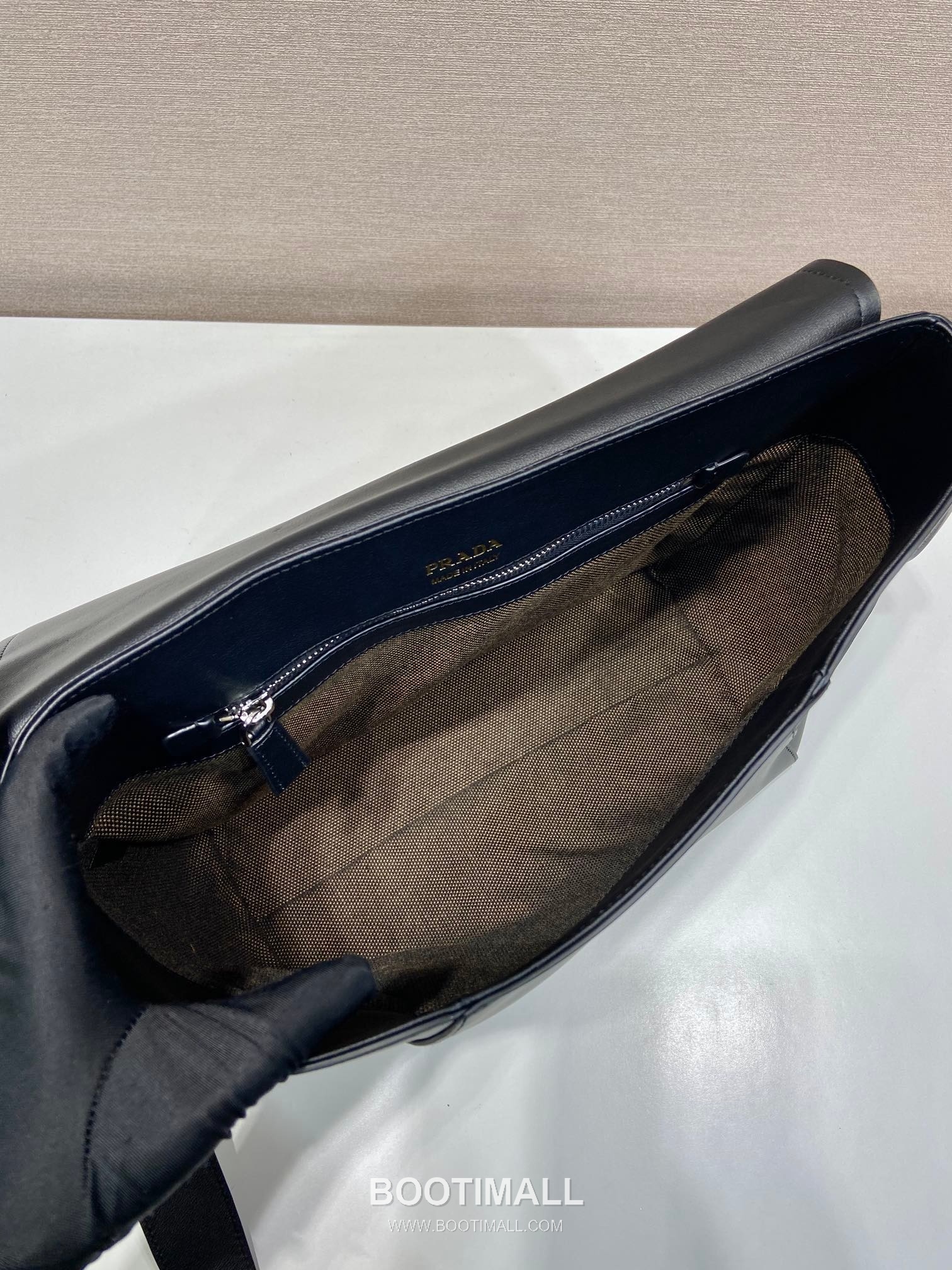 Prada Calfskin Leather Flap Messenger Bag with Adjustable Strap 프라다 카프스킨 레더 플랩 조절 스트랩 메신저백 2VD068 30cm 8