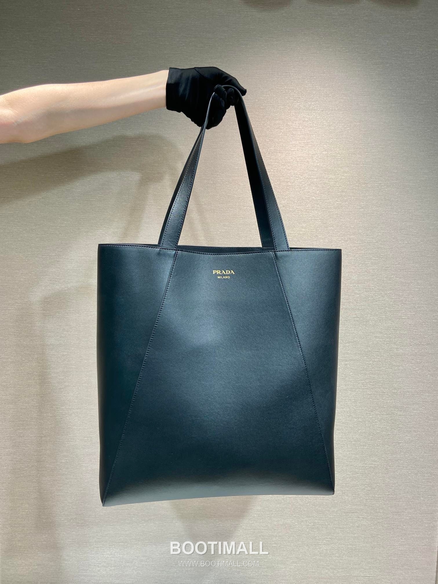 Prada Leather Geometric Tote Bag with Multi Pocket and Logo Detail 프라다 레더 지오메트릭 멀티포켓 로고 토트백 2VG122 38cm 1