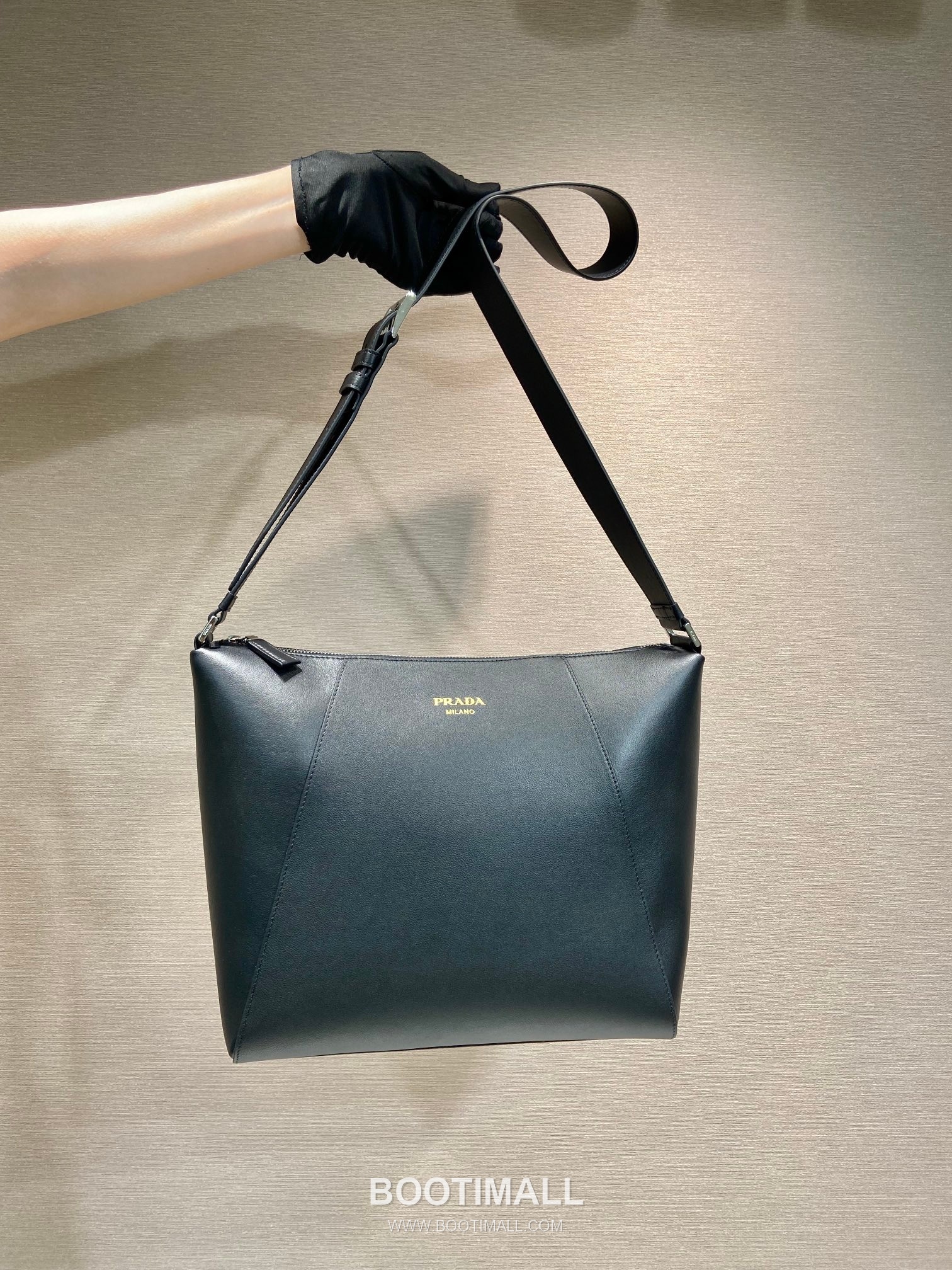 Prada Grained Leather Messenger Bag with Adjustable Strap and Logo Detail 프라다 그레인 레더 조절 스트랩 로고 디테일 메신저백 2VH177 30cm 1