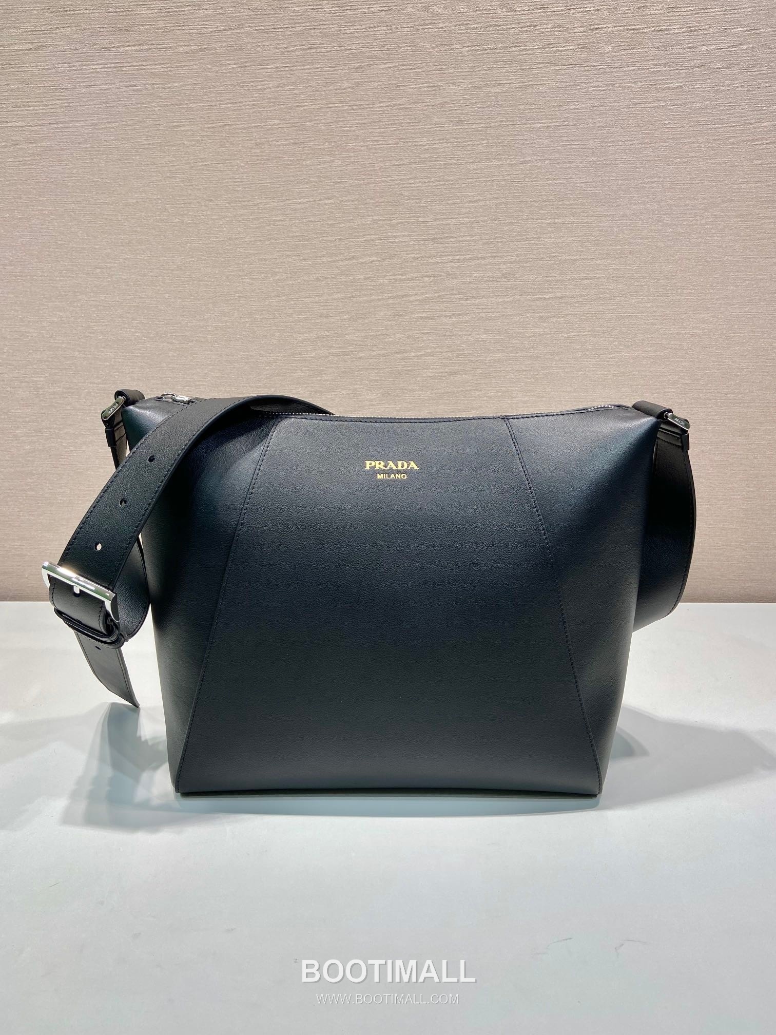 Prada Grained Leather Messenger Bag with Adjustable Strap and Logo Detail 프라다 그레인 레더 조절 스트랩 로고 디테일 메신저백 2VH177 30cm 2