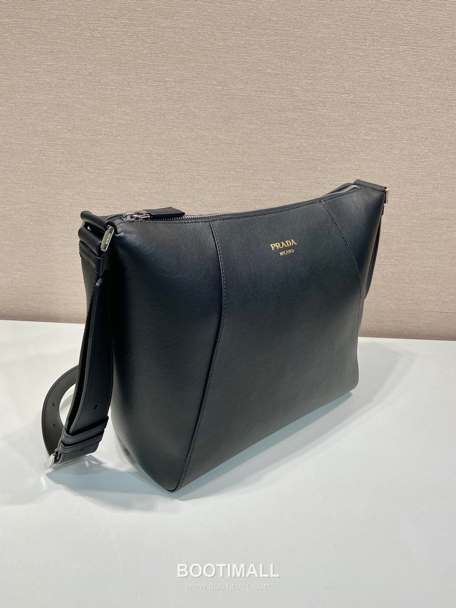 Prada Grained Leather Messenger Bag with Adjustable Strap and Logo Detail 프라다 그레인 레더 조절 스트랩 로고 디테일 메신저백 2VH177 30cm 3