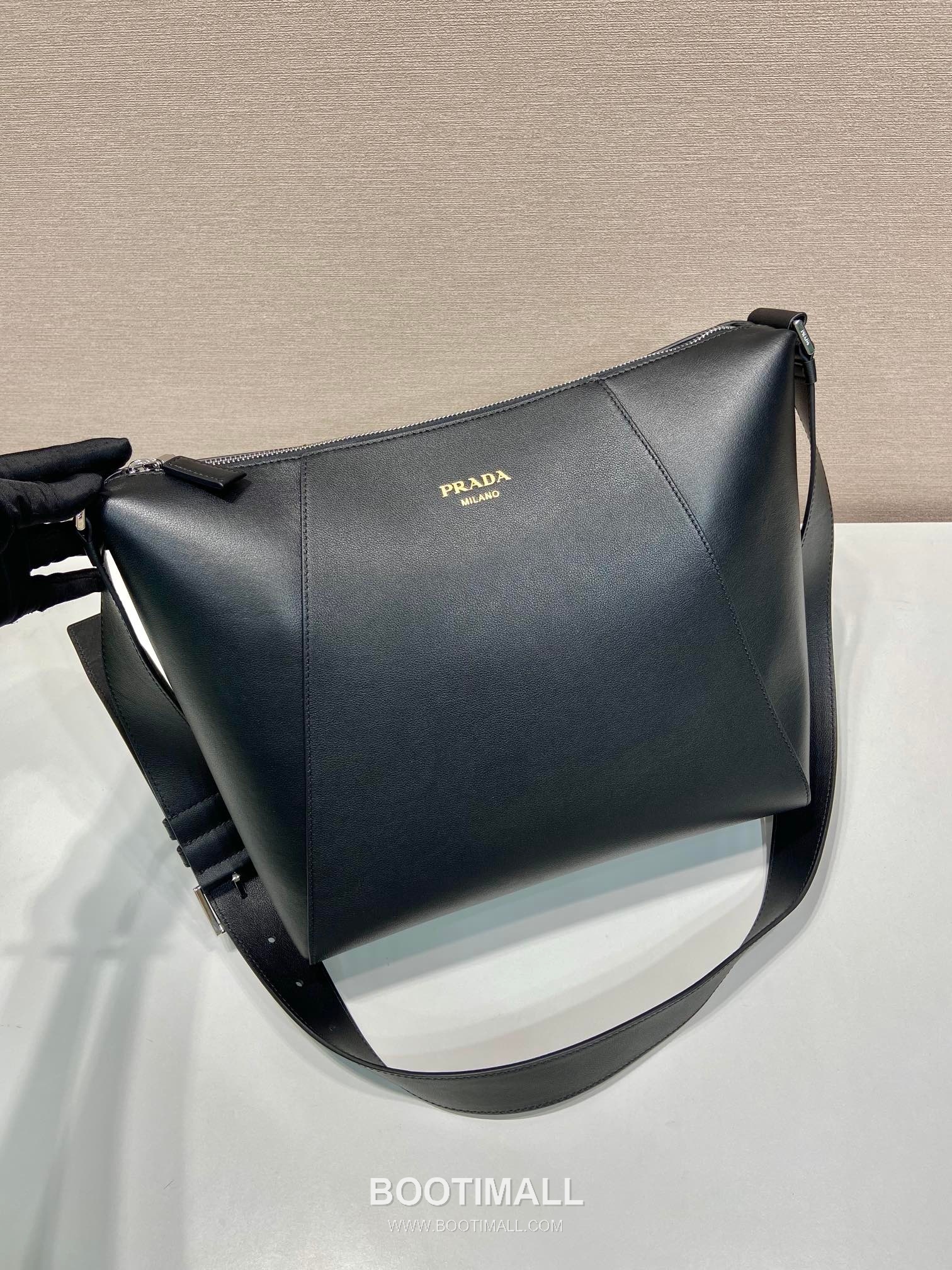 Prada Grained Leather Messenger Bag with Adjustable Strap and Logo Detail 프라다 그레인 레더 조절 스트랩 로고 디테일 메신저백 2VH177 30cm 4