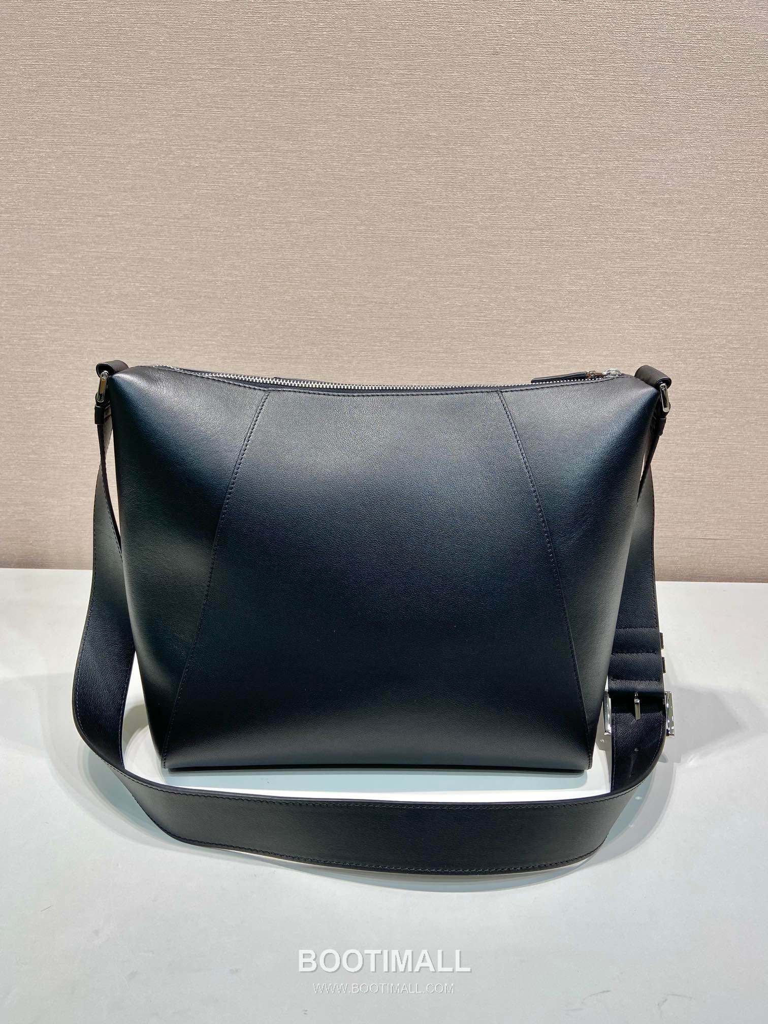 Prada Grained Leather Messenger Bag with Adjustable Strap and Logo Detail 프라다 그레인 레더 조절 스트랩 로고 디테일 메신저백 2VH177 30cm 5