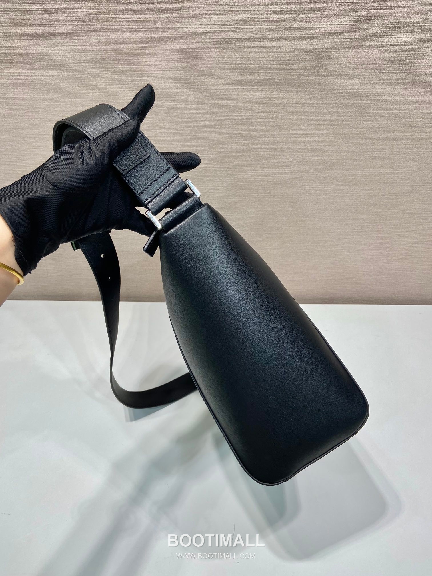 Prada Grained Leather Messenger Bag with Adjustable Strap and Logo Detail 프라다 그레인 레더 조절 스트랩 로고 디테일 메신저백 2VH177 30cm 6