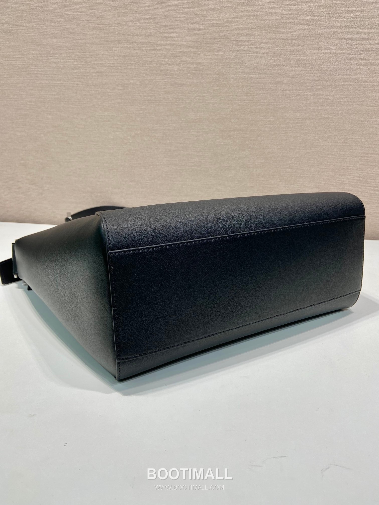 Prada Grained Leather Messenger Bag with Adjustable Strap and Logo Detail 프라다 그레인 레더 조절 스트랩 로고 디테일 메신저백 2VH177 30cm 7