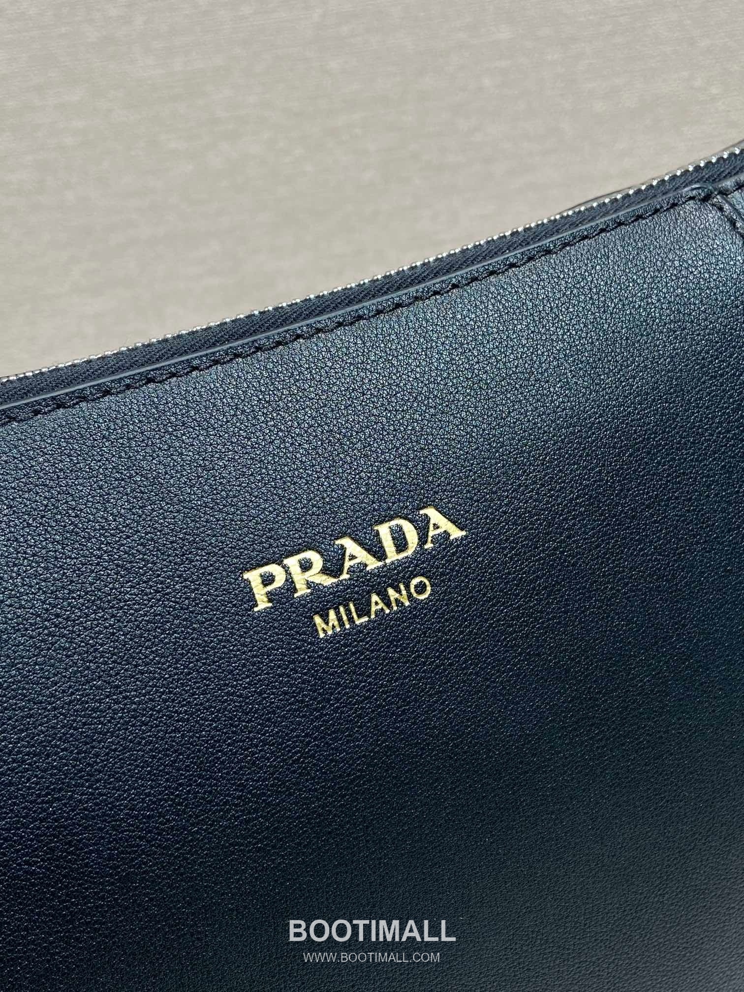 Prada Grained Leather Messenger Bag with Adjustable Strap and Logo Detail 프라다 그레인 레더 조절 스트랩 로고 디테일 메신저백 2VH177 30cm 8
