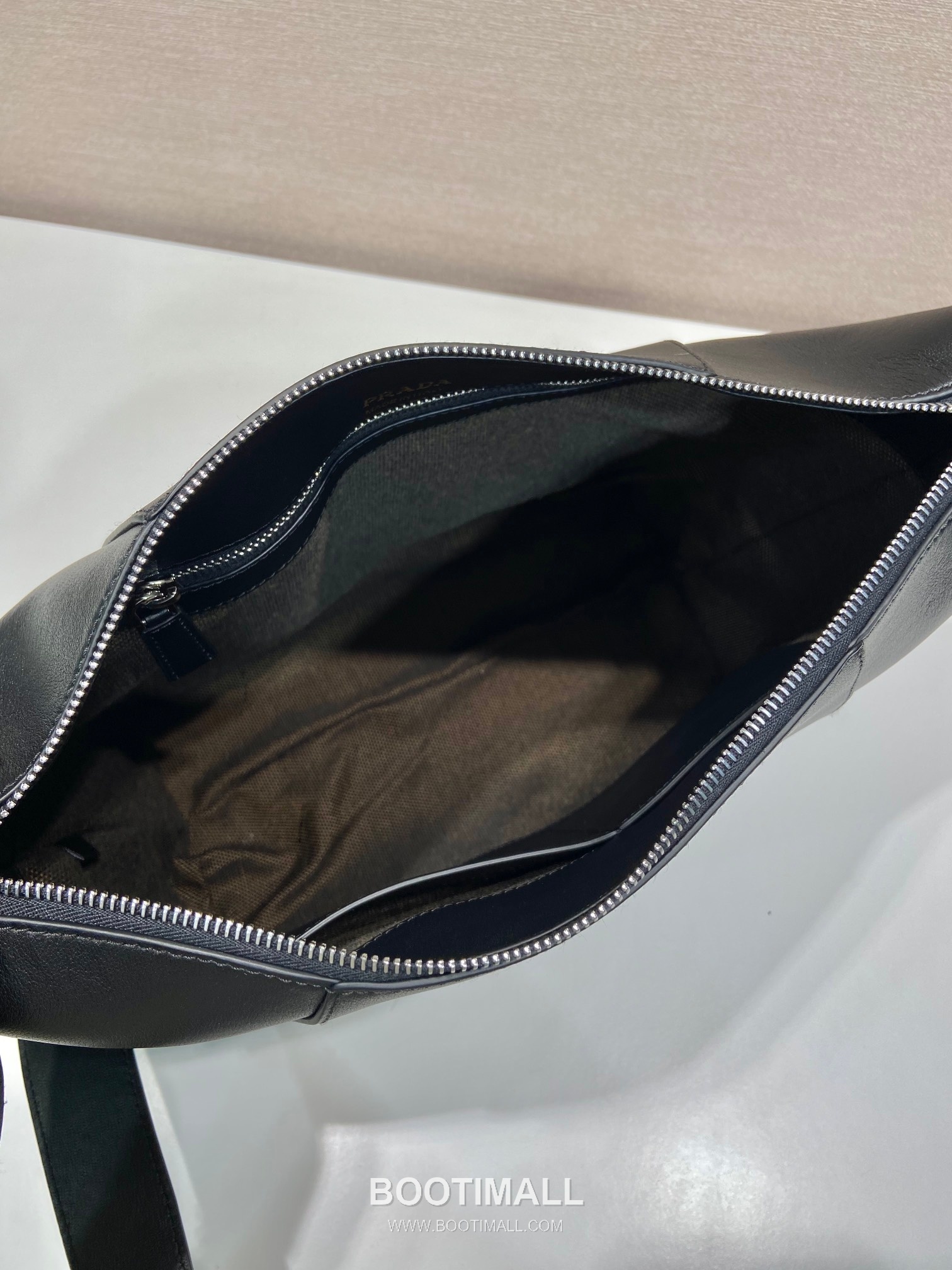 Prada Grained Leather Messenger Bag with Adjustable Strap and Logo Detail 프라다 그레인 레더 조절 스트랩 로고 디테일 메신저백 2VH177 30cm 9