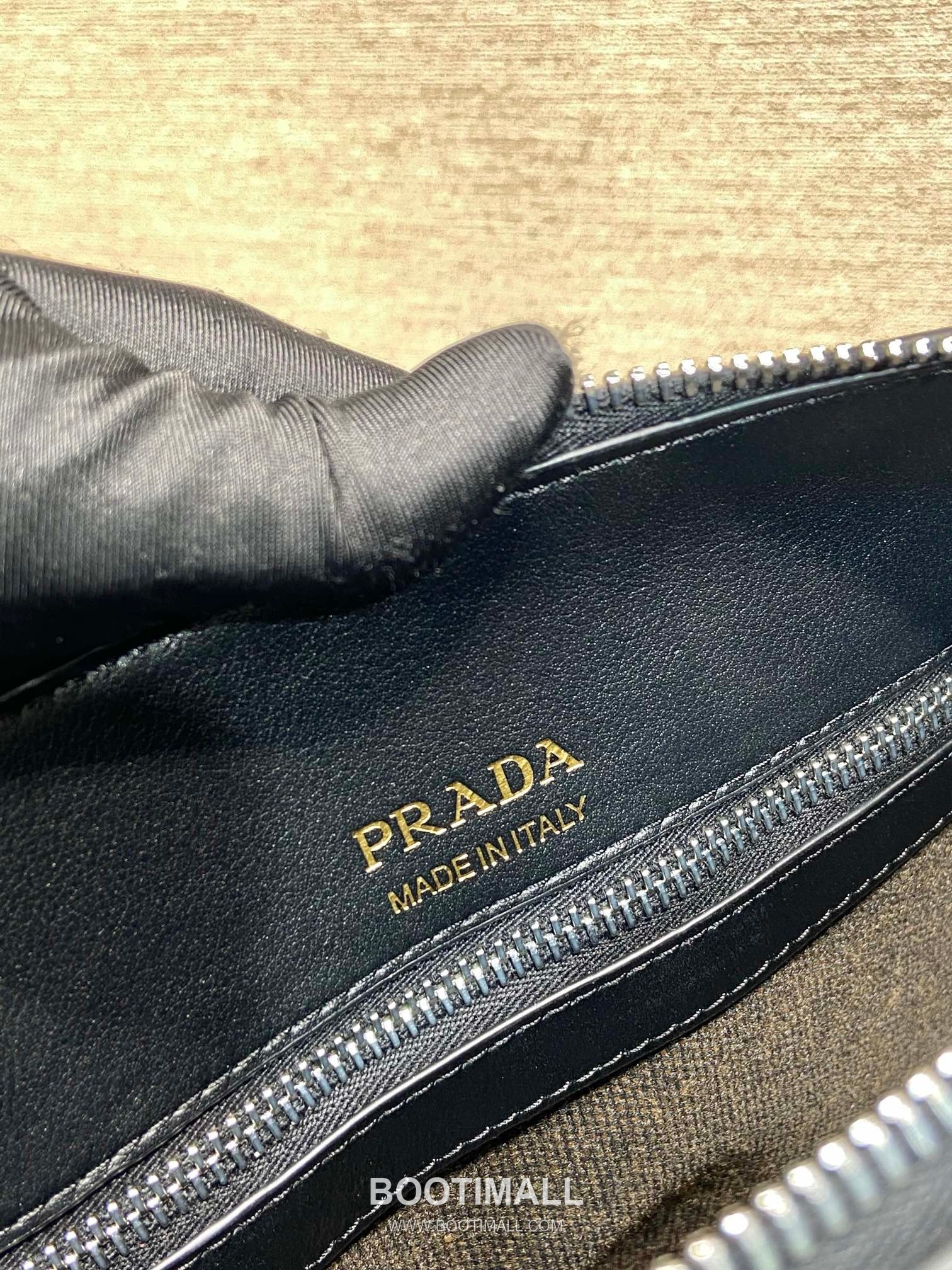 Prada Grained Leather Messenger Bag with Adjustable Strap and Logo Detail 프라다 그레인 레더 조절 스트랩 로고 디테일 메신저백 2VH177 30cm 10